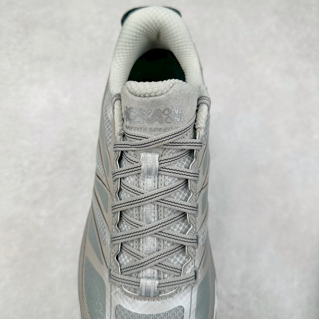 图片[5]-＃HK纯原 HOKA ONE ONE Mafate Speed 2 Low 玛法特2代系列低帮轻量户外越野休闲运动慢跑鞋 HOKA ONE ONE 最近推出了一个胶囊系列 Origin Story 这个系列里的 Mafate Speed 2 可以说让我日思夜想有一阵子了 最近终于拔草 让我来分享一下这双也是上脚赞到爆的越野跑鞋吧 以阿尔卑斯山脉作为主题将亮黄色与蓝色调覆盖在这经典轮廓之上 配色的呈现效果相当亮眼 以至于很多人买这个配色是用来日常搭配的 鞋面采用超轻的无缝架构 轻薄的TPU贴在透气的鞋面材料上 减轻重量同时也保证了支撑性 鞋底则采用滚动平衡技术 引导跑者回归自然步态 祖传的神奇EVA材质中底依旧是一如既往地表现优秀 能提供充足的缓震 作为HOKA家的越野跑鞋 VIBRAM 橡胶大底也是必不可少的 即便在复杂湿滑的地形 依旧能有良好的抓地力及稳定性 鞋带采用了弹性不易松脱的扁宽弹性鞋带 前掌与中掌部分也进行了加宽 也更加适合亚洲人的脚型 是一款十分全面且足够强悍的户外硬核越野鞋 而这双极其亮眼的越野跑鞋恰好又是在江山一百中参赛的UTMB冠军 Ludovic POMMERET 夺冠时穿着的战靴 这就让它变得更加有吸引力了 用来日常搭配的话短裤是基本不挑 长裤我个人推荐阔腿裤 工装裤以及各种长筒牛仔裤都可以 尺码：36 36.5 37.5 38 38.5 39 40 40.5 41 42 42.5 43 44 44.5 45-选品中心