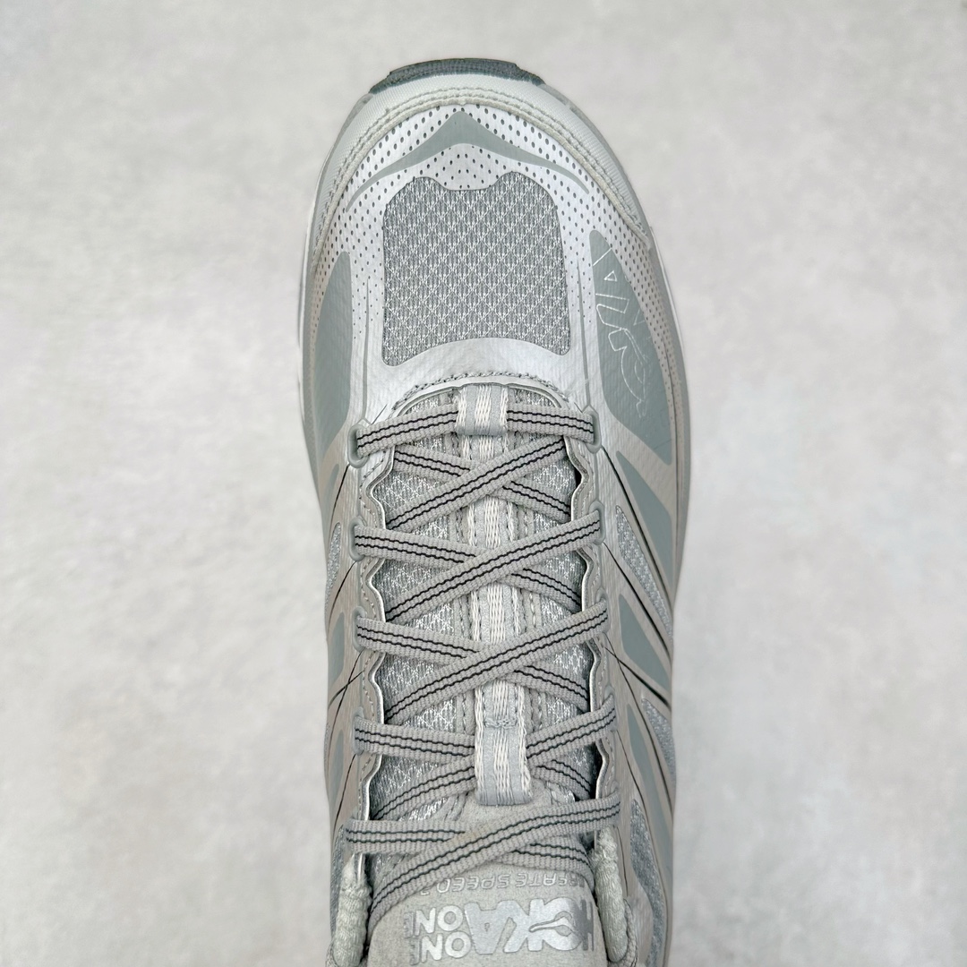 图片[4]-＃HK纯原 HOKA ONE ONE Mafate Speed 2 Low 玛法特2代系列低帮轻量户外越野休闲运动慢跑鞋 HOKA ONE ONE 最近推出了一个胶囊系列 Origin Story 这个系列里的 Mafate Speed 2 可以说让我日思夜想有一阵子了 最近终于拔草 让我来分享一下这双也是上脚赞到爆的越野跑鞋吧 以阿尔卑斯山脉作为主题将亮黄色与蓝色调覆盖在这经典轮廓之上 配色的呈现效果相当亮眼 以至于很多人买这个配色是用来日常搭配的 鞋面采用超轻的无缝架构 轻薄的TPU贴在透气的鞋面材料上 减轻重量同时也保证了支撑性 鞋底则采用滚动平衡技术 引导跑者回归自然步态 祖传的神奇EVA材质中底依旧是一如既往地表现优秀 能提供充足的缓震 作为HOKA家的越野跑鞋 VIBRAM 橡胶大底也是必不可少的 即便在复杂湿滑的地形 依旧能有良好的抓地力及稳定性 鞋带采用了弹性不易松脱的扁宽弹性鞋带 前掌与中掌部分也进行了加宽 也更加适合亚洲人的脚型 是一款十分全面且足够强悍的户外硬核越野鞋 而这双极其亮眼的越野跑鞋恰好又是在江山一百中参赛的UTMB冠军 Ludovic POMMERET 夺冠时穿着的战靴 这就让它变得更加有吸引力了 用来日常搭配的话短裤是基本不挑 长裤我个人推荐阔腿裤 工装裤以及各种长筒牛仔裤都可以 尺码：36 36.5 37.5 38 38.5 39 40 40.5 41 42 42.5 43 44 44.5 45-选品中心