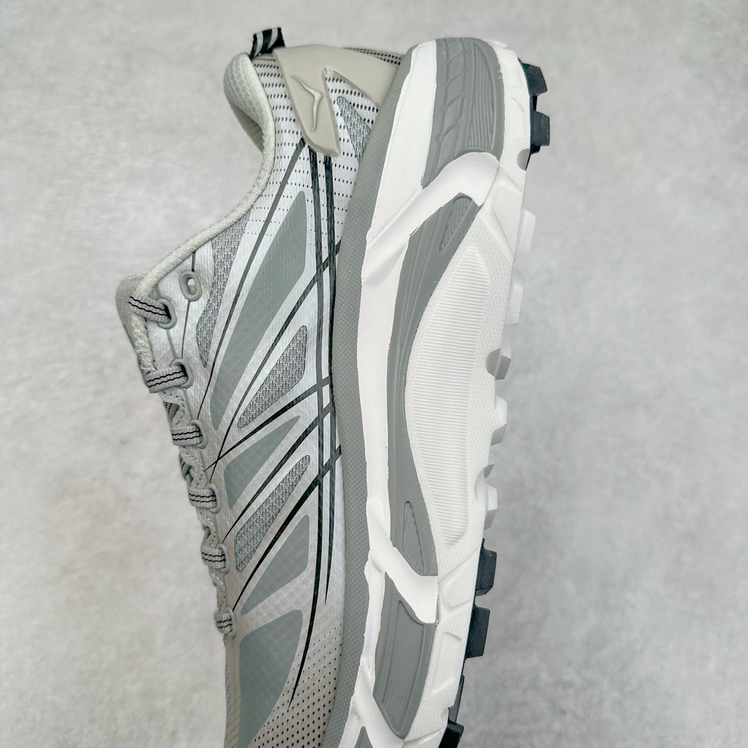 图片[7]-＃HK纯原 HOKA ONE ONE Mafate Speed 2 Low 玛法特2代系列低帮轻量户外越野休闲运动慢跑鞋 HOKA ONE ONE 最近推出了一个胶囊系列 Origin Story 这个系列里的 Mafate Speed 2 可以说让我日思夜想有一阵子了 最近终于拔草 让我来分享一下这双也是上脚赞到爆的越野跑鞋吧 以阿尔卑斯山脉作为主题将亮黄色与蓝色调覆盖在这经典轮廓之上 配色的呈现效果相当亮眼 以至于很多人买这个配色是用来日常搭配的 鞋面采用超轻的无缝架构 轻薄的TPU贴在透气的鞋面材料上 减轻重量同时也保证了支撑性 鞋底则采用滚动平衡技术 引导跑者回归自然步态 祖传的神奇EVA材质中底依旧是一如既往地表现优秀 能提供充足的缓震 作为HOKA家的越野跑鞋 VIBRAM 橡胶大底也是必不可少的 即便在复杂湿滑的地形 依旧能有良好的抓地力及稳定性 鞋带采用了弹性不易松脱的扁宽弹性鞋带 前掌与中掌部分也进行了加宽 也更加适合亚洲人的脚型 是一款十分全面且足够强悍的户外硬核越野鞋 而这双极其亮眼的越野跑鞋恰好又是在江山一百中参赛的UTMB冠军 Ludovic POMMERET 夺冠时穿着的战靴 这就让它变得更加有吸引力了 用来日常搭配的话短裤是基本不挑 长裤我个人推荐阔腿裤 工装裤以及各种长筒牛仔裤都可以 尺码：36 36.5 37.5 38 38.5 39 40 40.5 41 42 42.5 43 44 44.5 45-选品中心