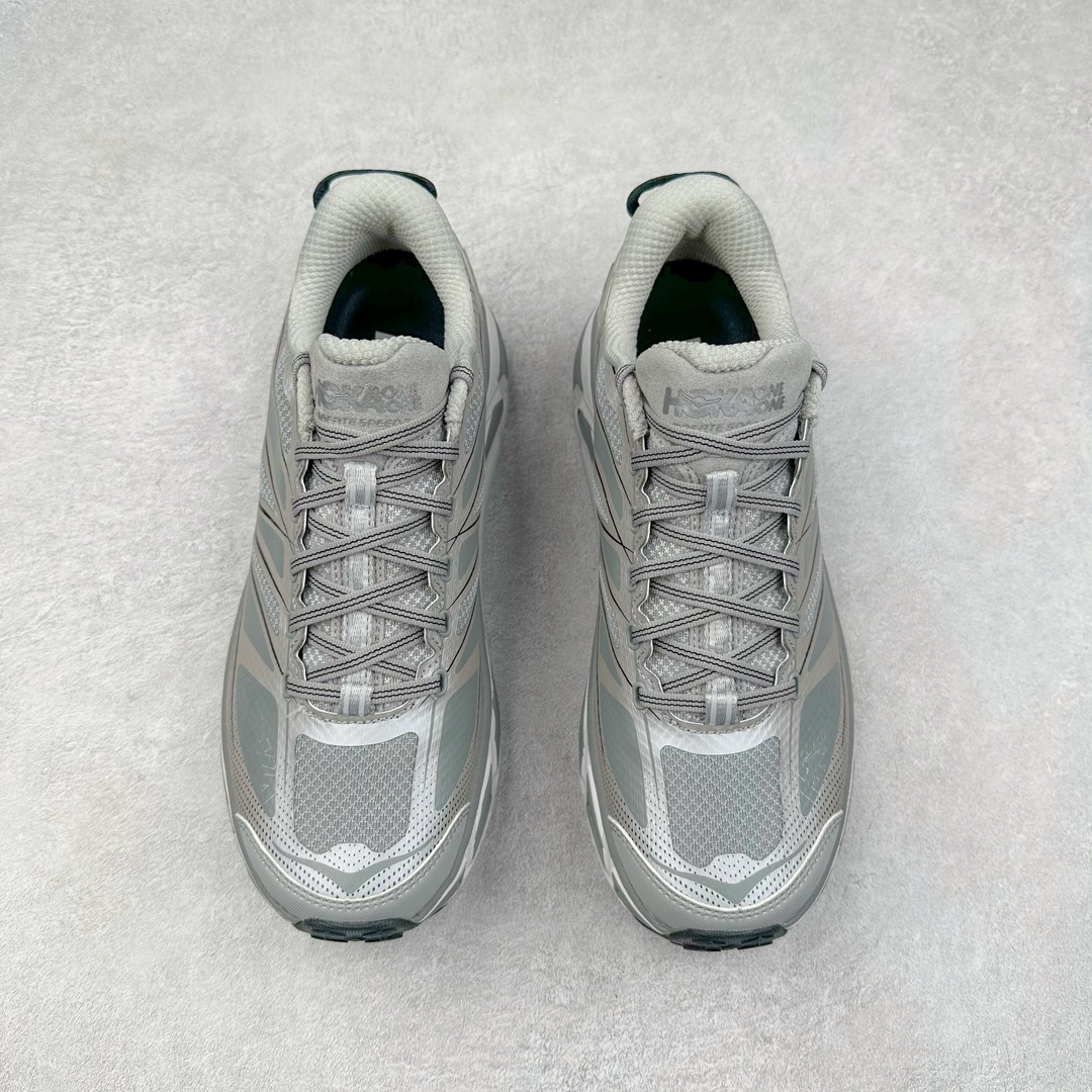 图片[2]-＃HK纯原 HOKA ONE ONE Mafate Speed 2 Low 玛法特2代系列低帮轻量户外越野休闲运动慢跑鞋 HOKA ONE ONE 最近推出了一个胶囊系列 Origin Story 这个系列里的 Mafate Speed 2 可以说让我日思夜想有一阵子了 最近终于拔草 让我来分享一下这双也是上脚赞到爆的越野跑鞋吧 以阿尔卑斯山脉作为主题将亮黄色与蓝色调覆盖在这经典轮廓之上 配色的呈现效果相当亮眼 以至于很多人买这个配色是用来日常搭配的 鞋面采用超轻的无缝架构 轻薄的TPU贴在透气的鞋面材料上 减轻重量同时也保证了支撑性 鞋底则采用滚动平衡技术 引导跑者回归自然步态 祖传的神奇EVA材质中底依旧是一如既往地表现优秀 能提供充足的缓震 作为HOKA家的越野跑鞋 VIBRAM 橡胶大底也是必不可少的 即便在复杂湿滑的地形 依旧能有良好的抓地力及稳定性 鞋带采用了弹性不易松脱的扁宽弹性鞋带 前掌与中掌部分也进行了加宽 也更加适合亚洲人的脚型 是一款十分全面且足够强悍的户外硬核越野鞋 而这双极其亮眼的越野跑鞋恰好又是在江山一百中参赛的UTMB冠军 Ludovic POMMERET 夺冠时穿着的战靴 这就让它变得更加有吸引力了 用来日常搭配的话短裤是基本不挑 长裤我个人推荐阔腿裤 工装裤以及各种长筒牛仔裤都可以 尺码：36 36.5 37.5 38 38.5 39 40 40.5 41 42 42.5 43 44 44.5 45-选品中心