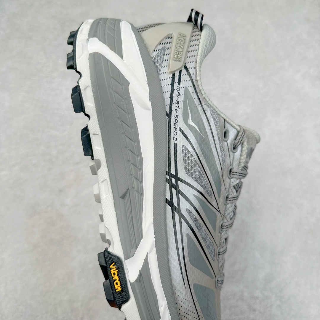 图片[6]-＃HK纯原 HOKA ONE ONE Mafate Speed 2 Low 玛法特2代系列低帮轻量户外越野休闲运动慢跑鞋 HOKA ONE ONE 最近推出了一个胶囊系列 Origin Story 这个系列里的 Mafate Speed 2 可以说让我日思夜想有一阵子了 最近终于拔草 让我来分享一下这双也是上脚赞到爆的越野跑鞋吧 以阿尔卑斯山脉作为主题将亮黄色与蓝色调覆盖在这经典轮廓之上 配色的呈现效果相当亮眼 以至于很多人买这个配色是用来日常搭配的 鞋面采用超轻的无缝架构 轻薄的TPU贴在透气的鞋面材料上 减轻重量同时也保证了支撑性 鞋底则采用滚动平衡技术 引导跑者回归自然步态 祖传的神奇EVA材质中底依旧是一如既往地表现优秀 能提供充足的缓震 作为HOKA家的越野跑鞋 VIBRAM 橡胶大底也是必不可少的 即便在复杂湿滑的地形 依旧能有良好的抓地力及稳定性 鞋带采用了弹性不易松脱的扁宽弹性鞋带 前掌与中掌部分也进行了加宽 也更加适合亚洲人的脚型 是一款十分全面且足够强悍的户外硬核越野鞋 而这双极其亮眼的越野跑鞋恰好又是在江山一百中参赛的UTMB冠军 Ludovic POMMERET 夺冠时穿着的战靴 这就让它变得更加有吸引力了 用来日常搭配的话短裤是基本不挑 长裤我个人推荐阔腿裤 工装裤以及各种长筒牛仔裤都可以 尺码：36 36.5 37.5 38 38.5 39 40 40.5 41 42 42.5 43 44 44.5 45-选品中心