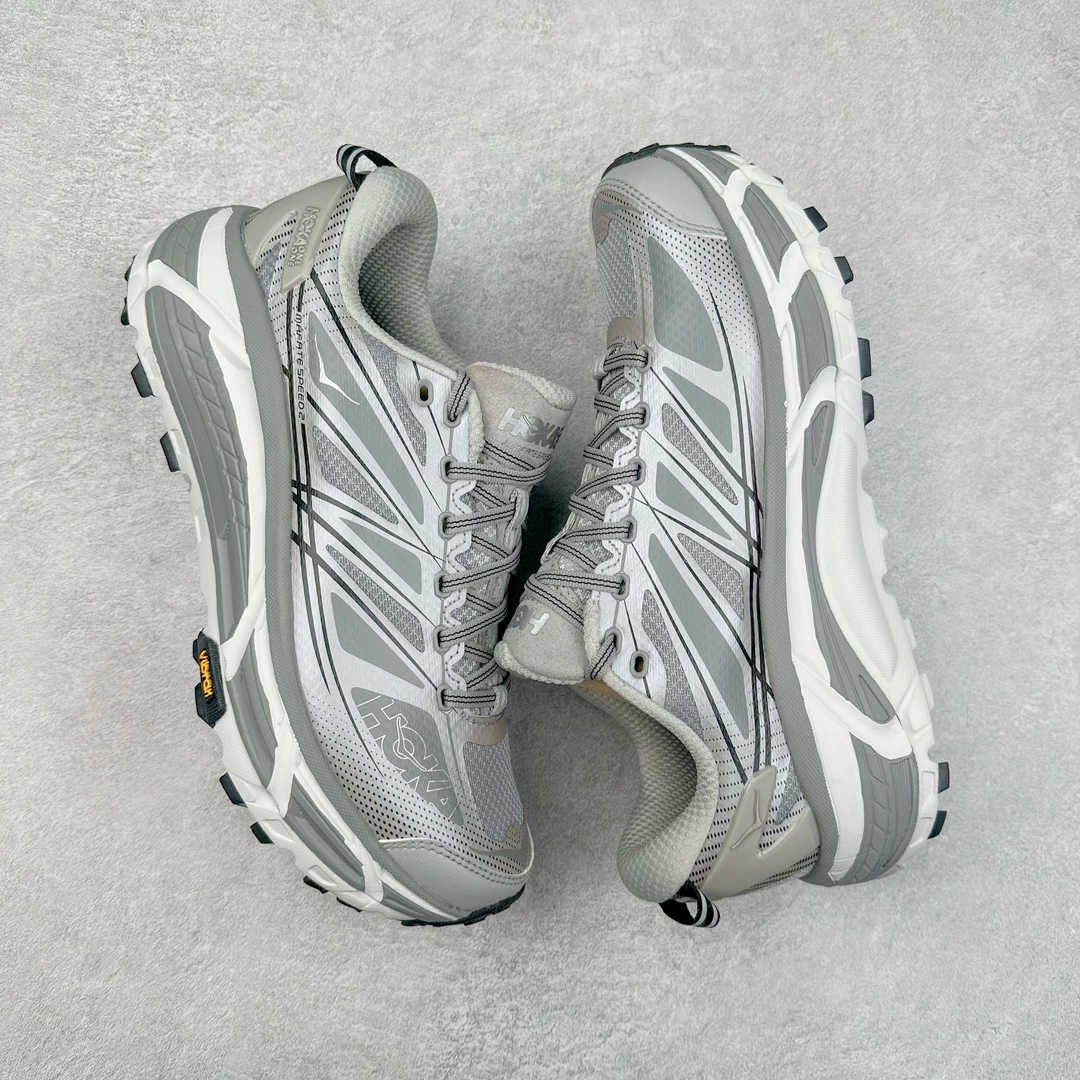 图片[3]-＃HK纯原 HOKA ONE ONE Mafate Speed 2 Low 玛法特2代系列低帮轻量户外越野休闲运动慢跑鞋 HOKA ONE ONE 最近推出了一个胶囊系列 Origin Story 这个系列里的 Mafate Speed 2 可以说让我日思夜想有一阵子了 最近终于拔草 让我来分享一下这双也是上脚赞到爆的越野跑鞋吧 以阿尔卑斯山脉作为主题将亮黄色与蓝色调覆盖在这经典轮廓之上 配色的呈现效果相当亮眼 以至于很多人买这个配色是用来日常搭配的 鞋面采用超轻的无缝架构 轻薄的TPU贴在透气的鞋面材料上 减轻重量同时也保证了支撑性 鞋底则采用滚动平衡技术 引导跑者回归自然步态 祖传的神奇EVA材质中底依旧是一如既往地表现优秀 能提供充足的缓震 作为HOKA家的越野跑鞋 VIBRAM 橡胶大底也是必不可少的 即便在复杂湿滑的地形 依旧能有良好的抓地力及稳定性 鞋带采用了弹性不易松脱的扁宽弹性鞋带 前掌与中掌部分也进行了加宽 也更加适合亚洲人的脚型 是一款十分全面且足够强悍的户外硬核越野鞋 而这双极其亮眼的越野跑鞋恰好又是在江山一百中参赛的UTMB冠军 Ludovic POMMERET 夺冠时穿着的战靴 这就让它变得更加有吸引力了 用来日常搭配的话短裤是基本不挑 长裤我个人推荐阔腿裤 工装裤以及各种长筒牛仔裤都可以 尺码：36 36.5 37.5 38 38.5 39 40 40.5 41 42 42.5 43 44 44.5 45-选品中心