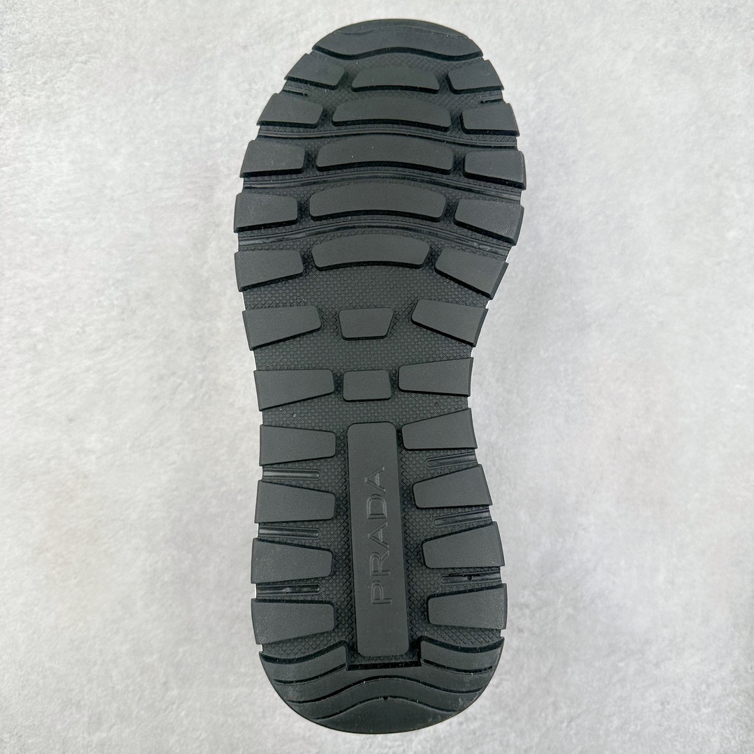 图片[9]-PRADA普拉达 厚底徽标系带运动休闲男鞋系列 广东大厂品质 专柜同步 大气个性更潮更抢眼更追求档次，它将颠覆旧念，与您共度时尚潮人必备! 面料采用原版进口小牛皮 牛皮内里垫脚 橡胶发泡大底 轻便防滑耐磨 脚感舒适 款式耐看做工精细 配以简洁利落的鞋楦 彰显男人的果敢和硬朗 尺码：39-44（皮鞋码）-选品中心