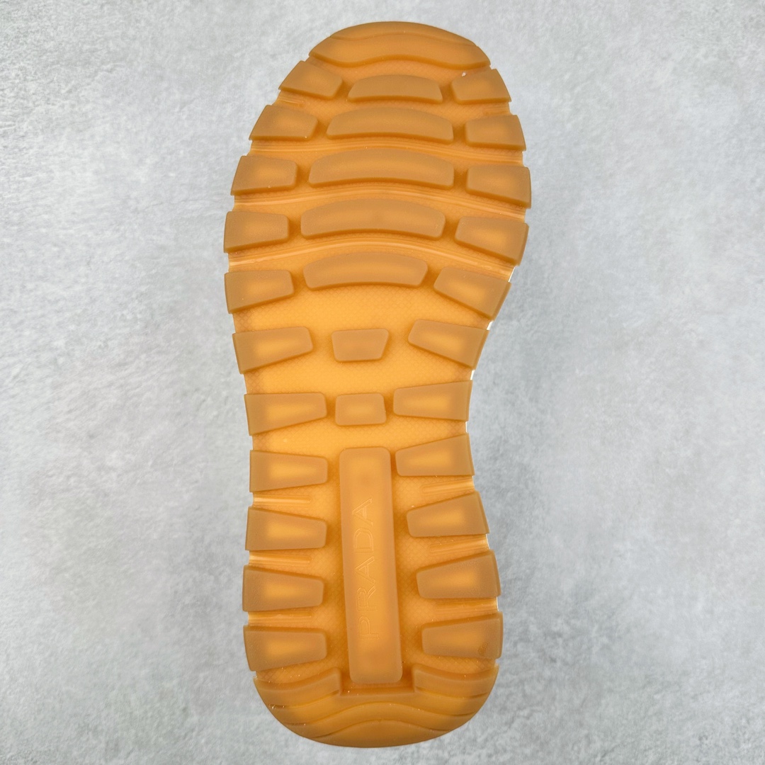 图片[9]-PRADA普拉达 厚底徽标系带运动休闲男鞋系列 广东大厂品质 专柜同步 大气个性更潮更抢眼更追求档次，它将颠覆旧念，与您共度时尚潮人必备! 面料采用原版进口小牛皮 牛皮内里垫脚 橡胶发泡大底 轻便防滑耐磨 脚感舒适 款式耐看做工精细 配以简洁利落的鞋楦 彰显男人的果敢和硬朗 尺码：39-44（皮鞋码）-选品中心