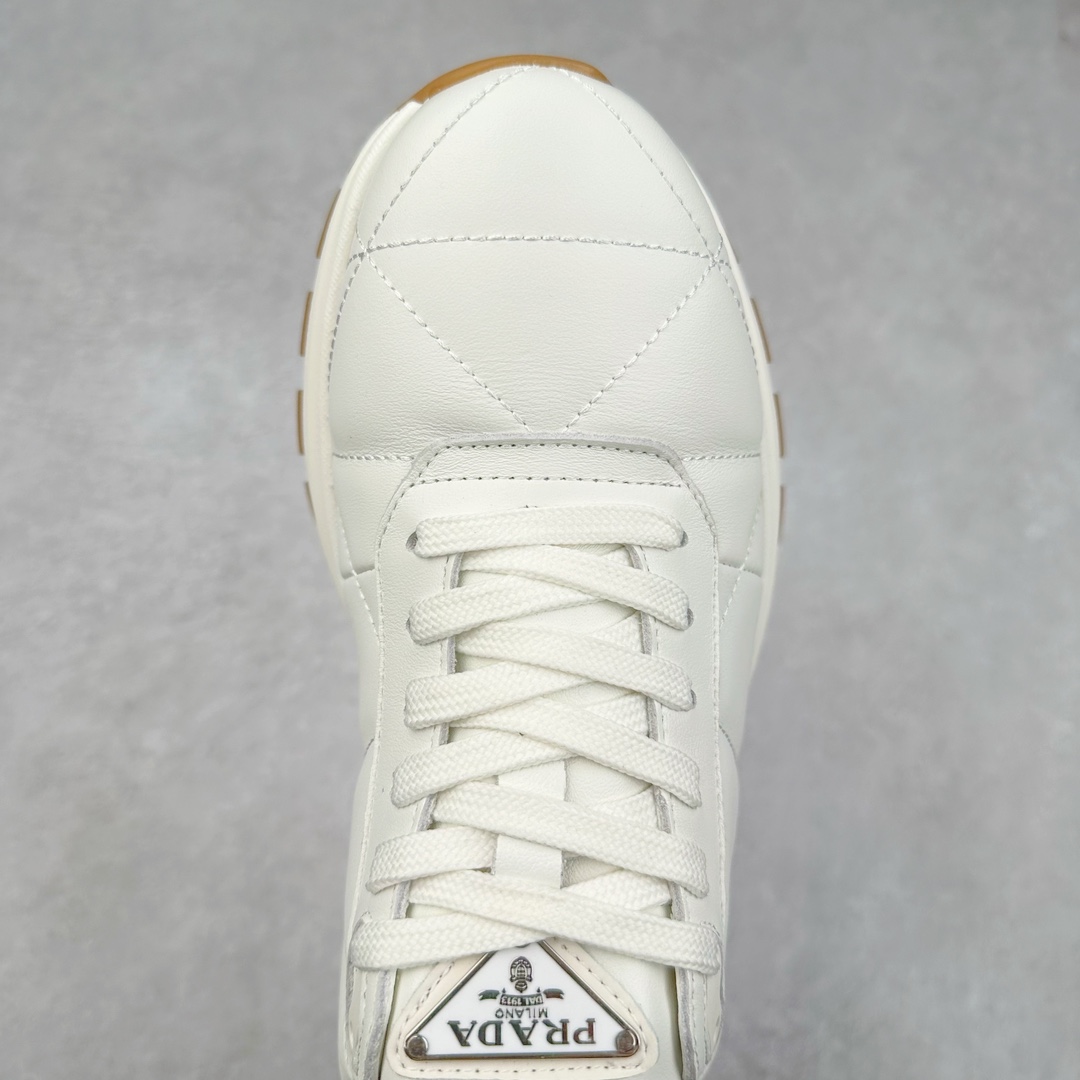 图片[4]-PRADA普拉达 厚底徽标系带运动休闲男鞋系列 广东大厂品质 专柜同步 大气个性更潮更抢眼更追求档次，它将颠覆旧念，与您共度时尚潮人必备! 面料采用原版进口小牛皮 牛皮内里垫脚 橡胶发泡大底 轻便防滑耐磨 脚感舒适 款式耐看做工精细 配以简洁利落的鞋楦 彰显男人的果敢和硬朗 尺码：39-44（皮鞋码）-选品中心