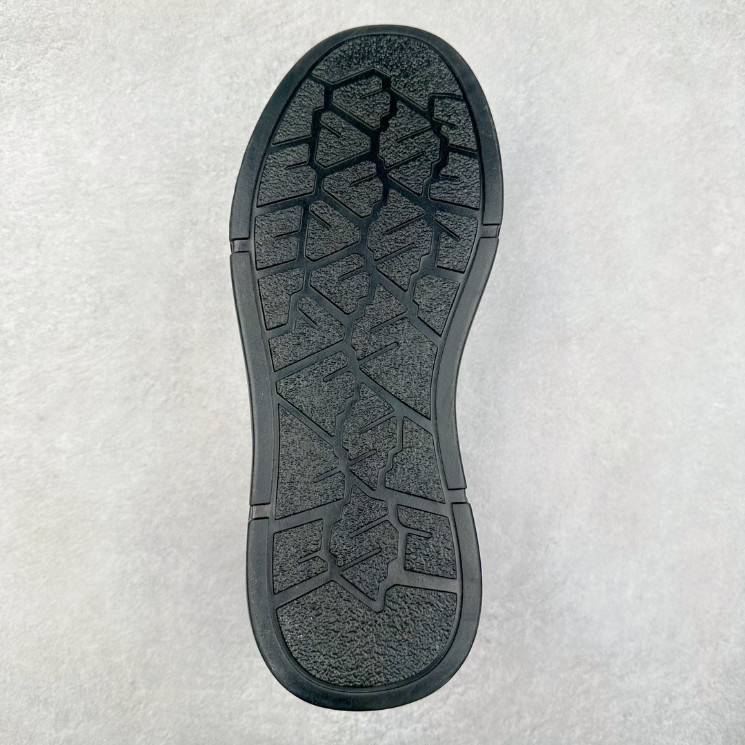 图片[9]-Ecco爱步舒适中高帮防泼水马丁靴 秋冬款时尚防滑工装靴男鞋 黑武士鞋 革新系列热门款式 臻选皮革 创新舒适 品质牛皮鞋面，轻盈柔韧 具有良好的透气性 魔术扣松紧鞋带 侧边拉链套脚 可自由调节松紧 PU中底 橡胶大底 抓地力强 具有良好的防滑耐磨性 时尚潮靴 自在型格 尺码：38 39 40 41 42 43 44（皮鞋码）-选品中心