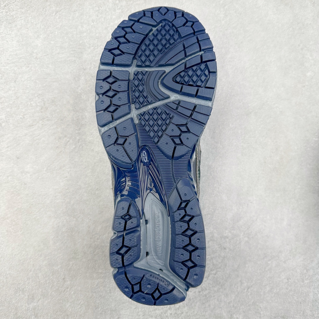 图片[9]-New Balance M1906R NB新百伦系列复古老爹风休闲运动慢跑鞋 采用轻质牛剖革拼接透气网眼衬垫织物鞋面材质 T-Beam大底提供足步弓支撑 保持步态稳定#后跟搭载外露缓震胶 鞋身整体以各种深浅不一的灰色覆盖 鞋头以淡蓝色调装饰，网眼衬垫通过不规律的色块实现做旧的美感 泛黄的鞋底更是进一步增添了复古气息 尺码：36 37 37.5 38 38.5 39.5 40 40.5 41.5 42 42.5 43 44 45-选品中心