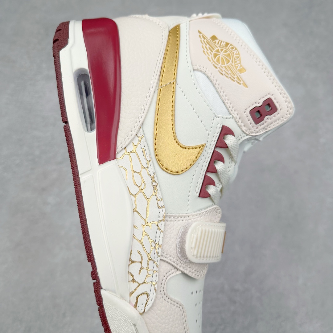 图片[6]-＃KZ神版 Air Jordan Legacy AJ312 High 高帮复古篮球鞋 CNY 蛇年限定 IB4914-161 市场最强独一档产物 全套原纸板楦头开发 原厂大底磨具加持立体防滑纹理 原档数据后跟TPU子母扣魔术贴 原装可视Air Sole气垫 原汁原味最完美的312代版型 唯一正确鞋头趴度弧度高度鞋身腰线 进口港宝加持 后跟自然饱满 全鞋荧光划线卡点 追求极致完美 每一双都是工艺品 多重QC质检 超越公司货的品控标准 实实在在的免检产品 鞋身采用了皮革材质打造 横跨鞋面的魔术贴十分吸睛 侧面的Swoosh Logo的一部分被鞋面遮挡了一部分 颇具玩味 魔术贴上标有NK标识 而鞋舌上是Jordan的经典红色飞翼Logo 后跟和鞋底均采用了AJ3的设计 后跟上同样也使用了经典的爆裂纹图案 尺码：36 36.5 37.5 38 38.5 39 40 40.5 41 42 42.5 43 44 44.5 45 46 47.5-选品中心