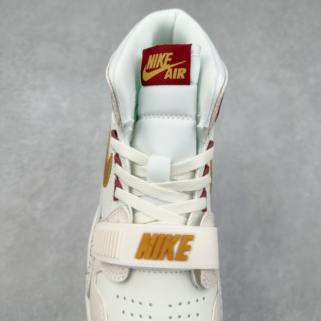 图片[5]-＃KZ神版 Air Jordan Legacy AJ312 High 高帮复古篮球鞋 CNY 蛇年限定 IB4914-161 市场最强独一档产物 全套原纸板楦头开发 原厂大底磨具加持立体防滑纹理 原档数据后跟TPU子母扣魔术贴 原装可视Air Sole气垫 原汁原味最完美的312代版型 唯一正确鞋头趴度弧度高度鞋身腰线 进口港宝加持 后跟自然饱满 全鞋荧光划线卡点 追求极致完美 每一双都是工艺品 多重QC质检 超越公司货的品控标准 实实在在的免检产品 鞋身采用了皮革材质打造 横跨鞋面的魔术贴十分吸睛 侧面的Swoosh Logo的一部分被鞋面遮挡了一部分 颇具玩味 魔术贴上标有NK标识 而鞋舌上是Jordan的经典红色飞翼Logo 后跟和鞋底均采用了AJ3的设计 后跟上同样也使用了经典的爆裂纹图案 尺码：36 36.5 37.5 38 38.5 39 40 40.5 41 42 42.5 43 44 44.5 45 46 47.5-选品中心