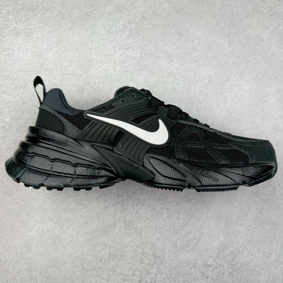 NK V2K Runtekk 减震防滑低帮 复古老爹鞋跑步鞋 HQ1582-001 鞋款被命名为 Runtekk 设计上借鉴了 2000 年的跑鞋风格 配色上以金属银为主调 简练又有复古运动气质 材质上使用大面积网眼、皮革、TPU 组成 支撑和透气性肯定不错 中底处由 Cushlon 泡绵打造 保证在压马路时可以提供优秀脚感 并通过一手做旧氧化效果突出复古感 中底造型很容易让大家联想到巴黎世家3XL 增高效果同样不能忽视 尺码：36 36.5 37.5 38 38.5 39 40 40.5 41 42 42.5 43 44 44.5 45-选品中心