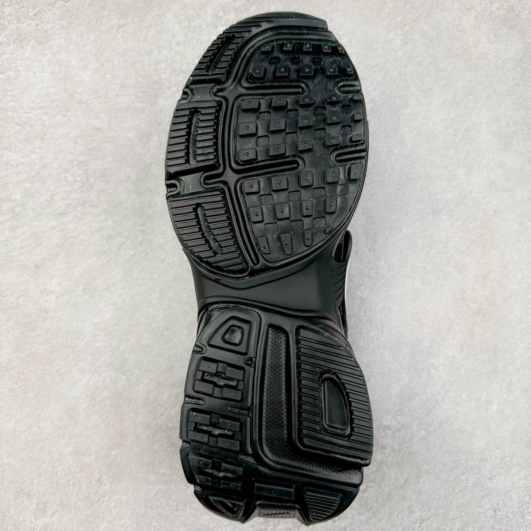 图片[9]-NK V2K Runtekk 减震防滑低帮 复古老爹鞋跑步鞋 HQ1582-001 鞋款被命名为 Runtekk 设计上借鉴了 2000 年的跑鞋风格 配色上以金属银为主调 简练又有复古运动气质 材质上使用大面积网眼、皮革、TPU 组成 支撑和透气性肯定不错 中底处由 Cushlon 泡绵打造 保证在压马路时可以提供优秀脚感 并通过一手做旧氧化效果突出复古感 中底造型很容易让大家联想到巴黎世家3XL 增高效果同样不能忽视 尺码：36 36.5 37.5 38 38.5 39 40 40.5 41 42 42.5 43 44 44.5 45-选品中心