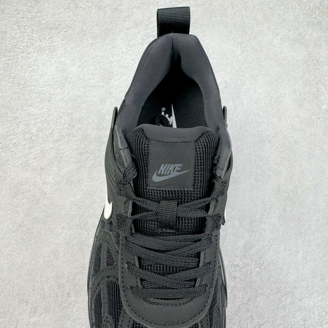 图片[5]-NK V2K Runtekk 减震防滑低帮 复古老爹鞋跑步鞋 HQ1582-001 鞋款被命名为 Runtekk 设计上借鉴了 2000 年的跑鞋风格 配色上以金属银为主调 简练又有复古运动气质 材质上使用大面积网眼、皮革、TPU 组成 支撑和透气性肯定不错 中底处由 Cushlon 泡绵打造 保证在压马路时可以提供优秀脚感 并通过一手做旧氧化效果突出复古感 中底造型很容易让大家联想到巴黎世家3XL 增高效果同样不能忽视 尺码：36 36.5 37.5 38 38.5 39 40 40.5 41 42 42.5 43 44 44.5 45-选品中心