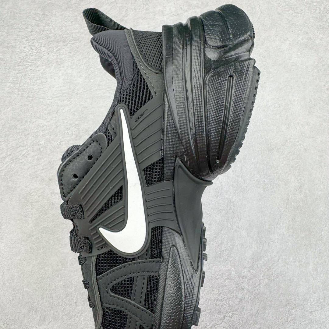 图片[7]-NK V2K Runtekk 减震防滑低帮 复古老爹鞋跑步鞋 HQ1582-001 鞋款被命名为 Runtekk 设计上借鉴了 2000 年的跑鞋风格 配色上以金属银为主调 简练又有复古运动气质 材质上使用大面积网眼、皮革、TPU 组成 支撑和透气性肯定不错 中底处由 Cushlon 泡绵打造 保证在压马路时可以提供优秀脚感 并通过一手做旧氧化效果突出复古感 中底造型很容易让大家联想到巴黎世家3XL 增高效果同样不能忽视 尺码：36 36.5 37.5 38 38.5 39 40 40.5 41 42 42.5 43 44 44.5 45-选品中心