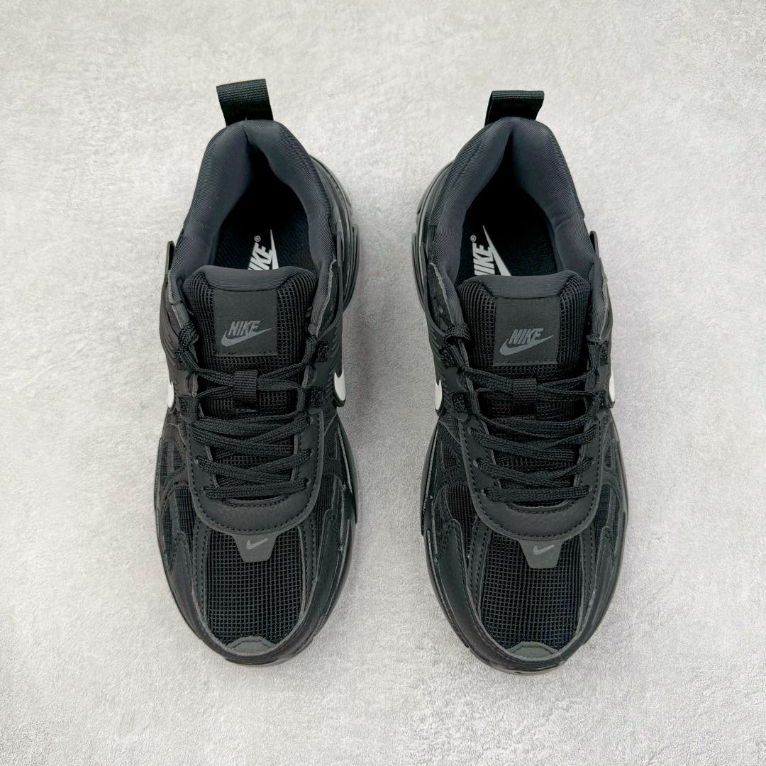 图片[2]-NK V2K Runtekk 减震防滑低帮 复古老爹鞋跑步鞋 HQ1582-001 鞋款被命名为 Runtekk 设计上借鉴了 2000 年的跑鞋风格 配色上以金属银为主调 简练又有复古运动气质 材质上使用大面积网眼、皮革、TPU 组成 支撑和透气性肯定不错 中底处由 Cushlon 泡绵打造 保证在压马路时可以提供优秀脚感 并通过一手做旧氧化效果突出复古感 中底造型很容易让大家联想到巴黎世家3XL 增高效果同样不能忽视 尺码：36 36.5 37.5 38 38.5 39 40 40.5 41 42 42.5 43 44 44.5 45-选品中心