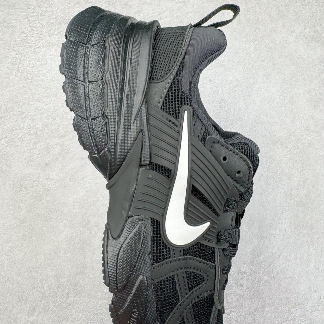 图片[6]-NK V2K Runtekk 减震防滑低帮 复古老爹鞋跑步鞋 HQ1582-001 鞋款被命名为 Runtekk 设计上借鉴了 2000 年的跑鞋风格 配色上以金属银为主调 简练又有复古运动气质 材质上使用大面积网眼、皮革、TPU 组成 支撑和透气性肯定不错 中底处由 Cushlon 泡绵打造 保证在压马路时可以提供优秀脚感 并通过一手做旧氧化效果突出复古感 中底造型很容易让大家联想到巴黎世家3XL 增高效果同样不能忽视 尺码：36 36.5 37.5 38 38.5 39 40 40.5 41 42 42.5 43 44 44.5 45-选品中心