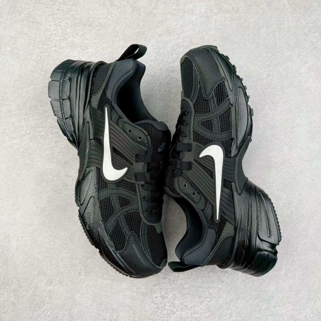 图片[3]-NK V2K Runtekk 减震防滑低帮 复古老爹鞋跑步鞋 HQ1582-001 鞋款被命名为 Runtekk 设计上借鉴了 2000 年的跑鞋风格 配色上以金属银为主调 简练又有复古运动气质 材质上使用大面积网眼、皮革、TPU 组成 支撑和透气性肯定不错 中底处由 Cushlon 泡绵打造 保证在压马路时可以提供优秀脚感 并通过一手做旧氧化效果突出复古感 中底造型很容易让大家联想到巴黎世家3XL 增高效果同样不能忽视 尺码：36 36.5 37.5 38 38.5 39 40 40.5 41 42 42.5 43 44 44.5 45-选品中心