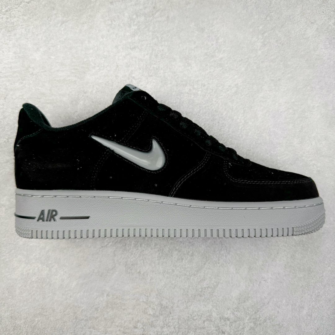 NK Air Force 1´07 Low 空军一号低帮百搭休闲运动板鞋 HQ3827-002 柔软、弹性十足的缓震性能和出色的中底设计 横跨复古与现代的外型结合 造就出风靡全球 三十多年的Force 1 直到今天还深受青睐 尺码：36 36.5 37.5 38 38.5 39 40 40.5 41 42 42.5 43 44 44.5 45-选品中心