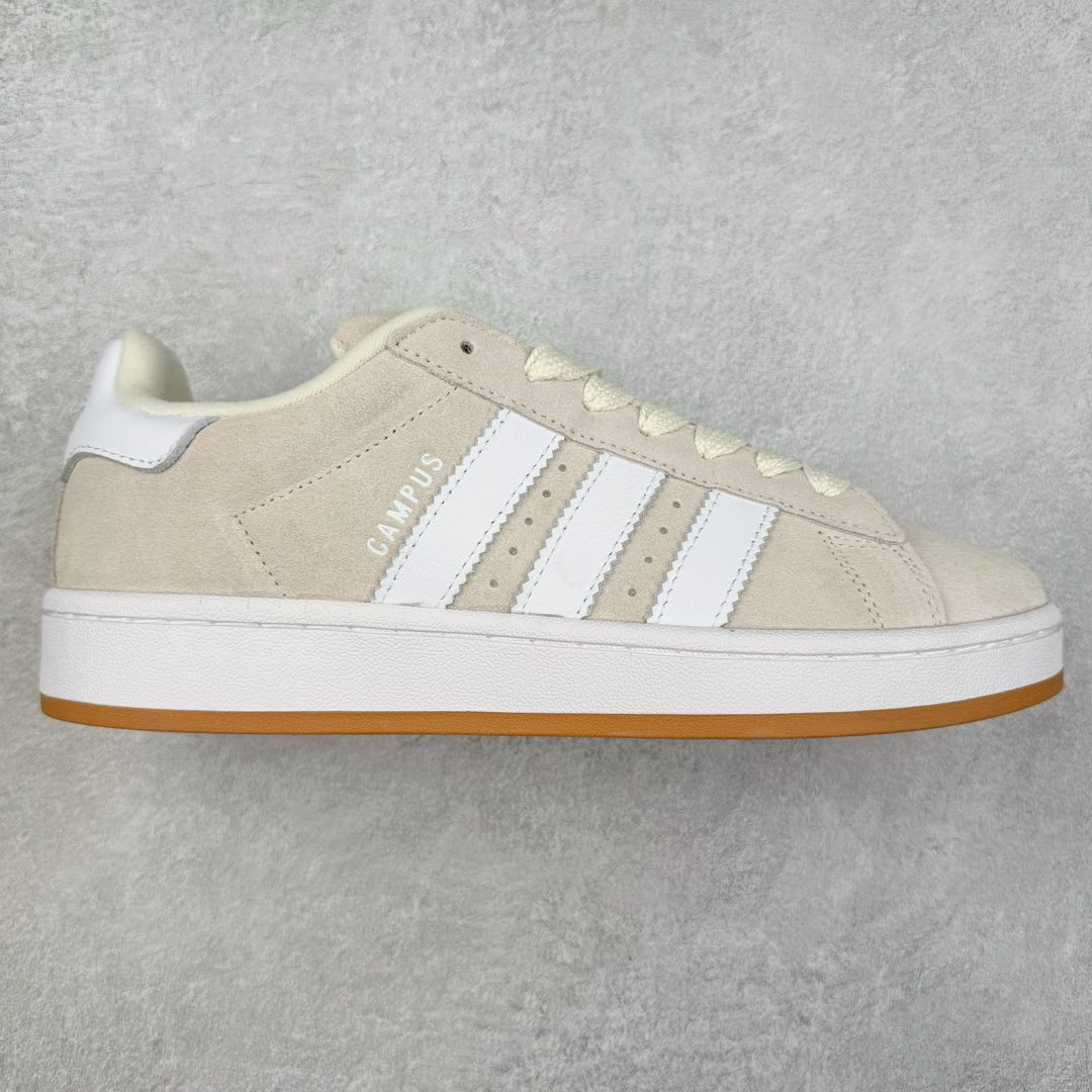 ＃C版纯原 AD Originals Campus 00s 学院系列面包风经典复古低帮百搭休闲运动板鞋 原鞋开发 正确版型 市面唯一全鞋采用原厂头层SD皮料 正确宽版鞋盒 清洁度完美 诠释最高工艺 这次 Originals 选择了以经典复古鞋型 Campus 为蓝本打造全新面包鞋 这款鞋型联名不断 冠希当年对它更是钟爱有加 论牌面丝毫不输贝壳头、Forum 等大热鞋型 这次 Campus 一改 80 年代的瘦长造型 鞋舌、鞋身、鞋底甚至细节都变大了 营造出千禧年前后流行的面包鞋宽大廓形 因此鞋名改为 Campus 00s 鞋身采用绒面皮料搭配白色常规皮革 质感上还是延续了经典 Campus 的设计 鞋舌填充更加饱满 让鞋款整体看起来更加圆润 搭配上这款浅蓝配色 「蓝胖子」造型真的很可爱 鞋舌还加入了与以往 Campus 不同的全新三叶草 Logo 令造型更具千禧气息 鞋带也采用了加宽的设计 如果你不喜欢 这次还附送了传统鞋带可以替换 鞋底采用了米黄做旧设计 凸显鞋款的复古年代感 除了清新可人的浅蓝配色 还有一款酷灰配色 造型更加硬朗复古 而且相比浅蓝配色更加耐脏 尺码：36 36⅔ 37⅓ 38 38⅔ 39⅓ 40 40⅔ 41⅓ 42 42⅔ 43⅓ 44 44 ⅓ 45-选品中心