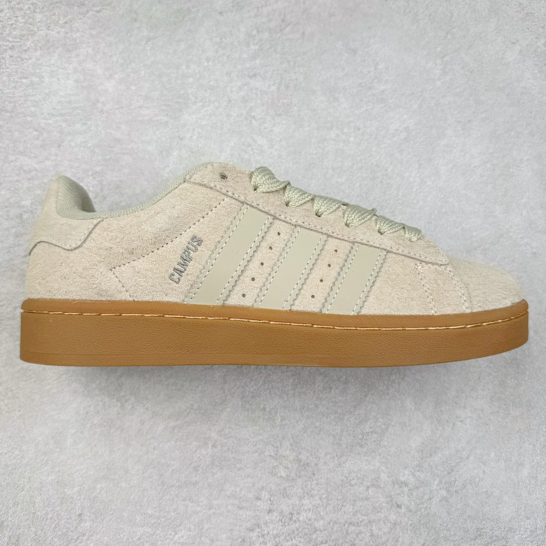 ＃C版纯原 AD Originals Campus 00s 学院系列面包风经典复古低帮百搭休闲运动板鞋 原鞋开发 正确版型 市面唯一全鞋采用原厂头层SD皮料 正确宽版鞋盒 清洁度完美 诠释最高工艺 这次 Originals 选择了以经典复古鞋型 Campus 为蓝本打造全新面包鞋 这款鞋型联名不断 冠希当年对它更是钟爱有加 论牌面丝毫不输贝壳头、Forum 等大热鞋型 这次 Campus 一改 80 年代的瘦长造型 鞋舌、鞋身、鞋底甚至细节都变大了 营造出千禧年前后流行的面包鞋宽大廓形 因此鞋名改为 Campus 00s 鞋身采用绒面皮料搭配白色常规皮革 质感上还是延续了经典 Campus 的设计 鞋舌填充更加饱满 让鞋款整体看起来更加圆润 搭配上这款浅蓝配色 「蓝胖子」造型真的很可爱 鞋舌还加入了与以往 Campus 不同的全新三叶草 Logo 令造型更具千禧气息 鞋带也采用了加宽的设计 如果你不喜欢 这次还附送了传统鞋带可以替换 鞋底采用了米黄做旧设计 凸显鞋款的复古年代感 除了清新可人的浅蓝配色 还有一款酷灰配色 造型更加硬朗复古 而且相比浅蓝配色更加耐脏 尺码：36 36⅔ 37⅓ 38 38⅔ 39⅓ 40 40⅔ 41⅓ 42 42⅔ 43⅓ 44 44 ⅓ 45-选品中心