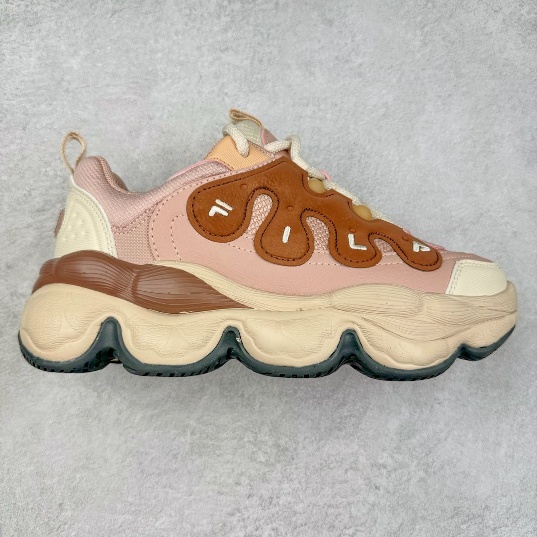 FILA PEASE 斐乐豌豆鞋舒适百搭防滑耐磨低帮生活休闲鞋老爹鞋 FILA的植物系穿搭深谙潮流之道，Clean-Fit的清新风格深深影响着City Boys & Girls。豌豆鞋的外观可谓一眼入魂，设计灵感来源于豌豆荚碱水面包，在鞋廓形保留薄款面包鞋DNA的基础上，发展并创新“面包鞋”风格，如垂挂豆子的鞋面，双层双色中底的鞋底都为这双鞋增添了独特的辨识度。独有的圆鼓豌豆形鞋面设计，鞋面革料做鼓，犹如一颗颗垂挂的豆子，圆润可爱，充满趣味；双层豌豆荚中底设计上层轻能发泡豆荚，下层柔能发泡豌豆形中底，打造圆润软弹、形象有趣的豌豆荚中底。饱满的外形带来温暖质感，上脚圆润，凸显腿部线条，时尚百搭。作为今年秋冬的出街鞋款，实在太合适不过了。豌豆鞋不仅外观令人过目不忘，并且脚感出众，独家的发泡材料提供了轻质软弹的舒适度，即便日行两万步也不会觉得疲惫，同时适应各种穿着场合，轻松搭配各种服饰。尺码：36 36.5 37.5 38 38.5 39 40 40.5 41 42 42.5 43 44 44.5 45-选品中心