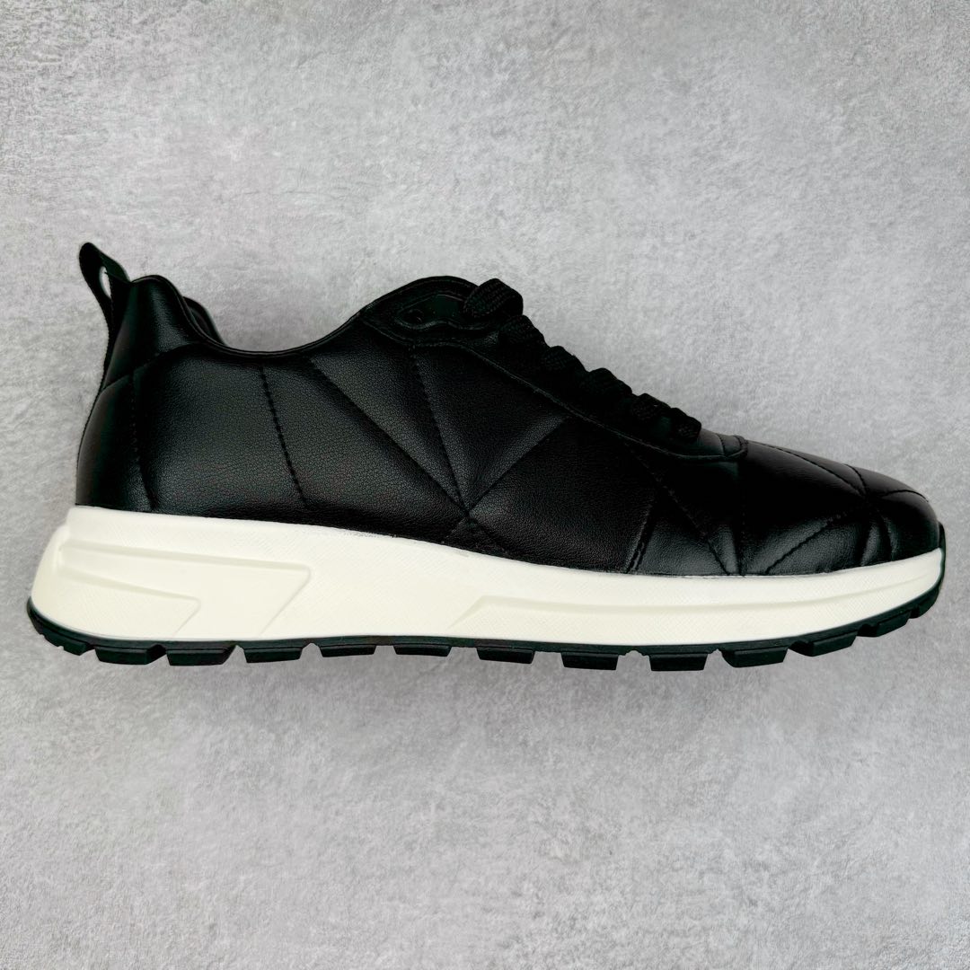 PRADA普拉达 厚底徽标系带运动休闲男鞋系列 广东大厂品质 专柜同步 大气个性更潮更抢眼更追求档次,它将颠覆旧念,与您共度时尚潮人必备! 面料采用原版进口小牛皮 牛皮内里垫脚 橡胶发泡大底 轻便防滑耐磨 脚感舒适 款式耐看做工精细 配以简洁利落的鞋楦 彰显男人的果敢和硬朗 尺码:39-44(皮鞋码)-选品中心