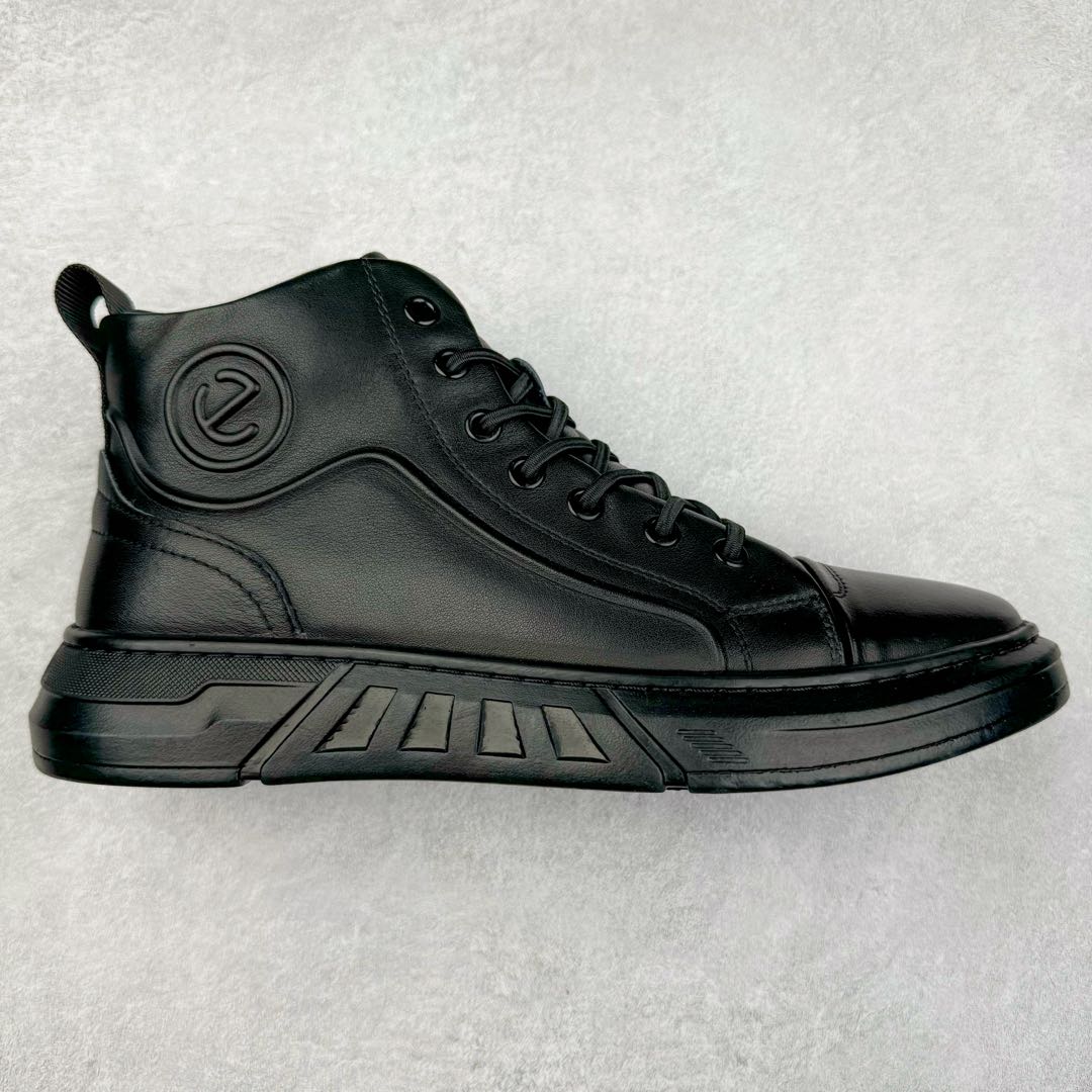 Ecco爱步舒适中高帮防泼水马丁靴 秋冬款时尚防滑工装靴男鞋 黑武士鞋 革新系列热门款式 臻选皮革 创新舒适 品质牛皮鞋面,轻盈柔韧 具有良好的透气性 魔术扣松紧鞋带 侧边拉链套脚 可自由调节松紧 PU中底 橡胶大底 抓地力强 具有良好的防滑耐磨性 时尚潮靴 自在型格 尺码:38 39 40 41 42 43 44(皮鞋码)-选品中心