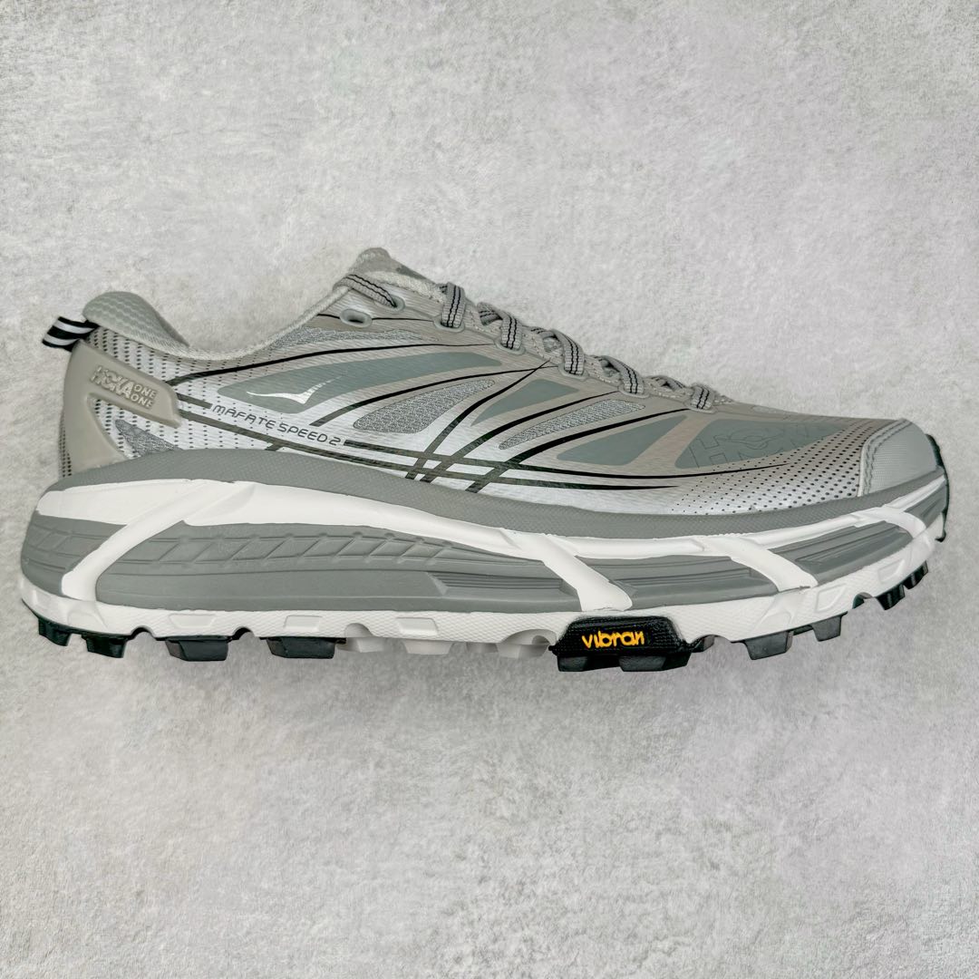 ＃HK纯原 HOKA ONE ONE Mafate Speed 2 Low 玛法特2代系列低帮轻量户外越野休闲运动慢跑鞋 HOKA ONE ONE 最近推出了一个胶囊系列 Origin Story 这个系列里的 Mafate Speed 2 可以说让我日思夜想有一阵子了 最近终于拔草 让我来分享一下这双也是上脚赞到爆的越野跑鞋吧 以阿尔卑斯山脉作为主题将亮黄色与蓝色调覆盖在这经典轮廓之上 配色的呈现效果相当亮眼 以至于很多人买这个配色是用来日常搭配的 鞋面采用超轻的无缝架构 轻薄的TPU贴在透气的鞋面材料上 减轻重量同时也保证了支撑性 鞋底则采用滚动平衡技术 引导跑者回归自然步态 祖传的神奇EVA材质中底依旧是一如既往地表现优秀 能提供充足的缓震 作为HOKA家的越野跑鞋 VIBRAM 橡胶大底也是必不可少的 即便在复杂湿滑的地形 依旧能有良好的抓地力及稳定性 鞋带采用了弹性不易松脱的扁宽弹性鞋带 前掌与中掌部分也进行了加宽 也更加适合亚洲人的脚型 是一款十分全面且足够强悍的户外硬核越野鞋 而这双极其亮眼的越野跑鞋恰好又是在江山一百中参赛的UTMB冠军 Ludovic POMMERET 夺冠时穿着的战靴 这就让它变得更加有吸引力了 用来日常搭配的话短裤是基本不挑 长裤我个人推荐阔腿裤 工装裤以及各种长筒牛仔裤都可以 尺码：36 36.5 37.5 38 38.5 39 40 40.5 41 42 42.5 43 44 44.5 45-选品中心