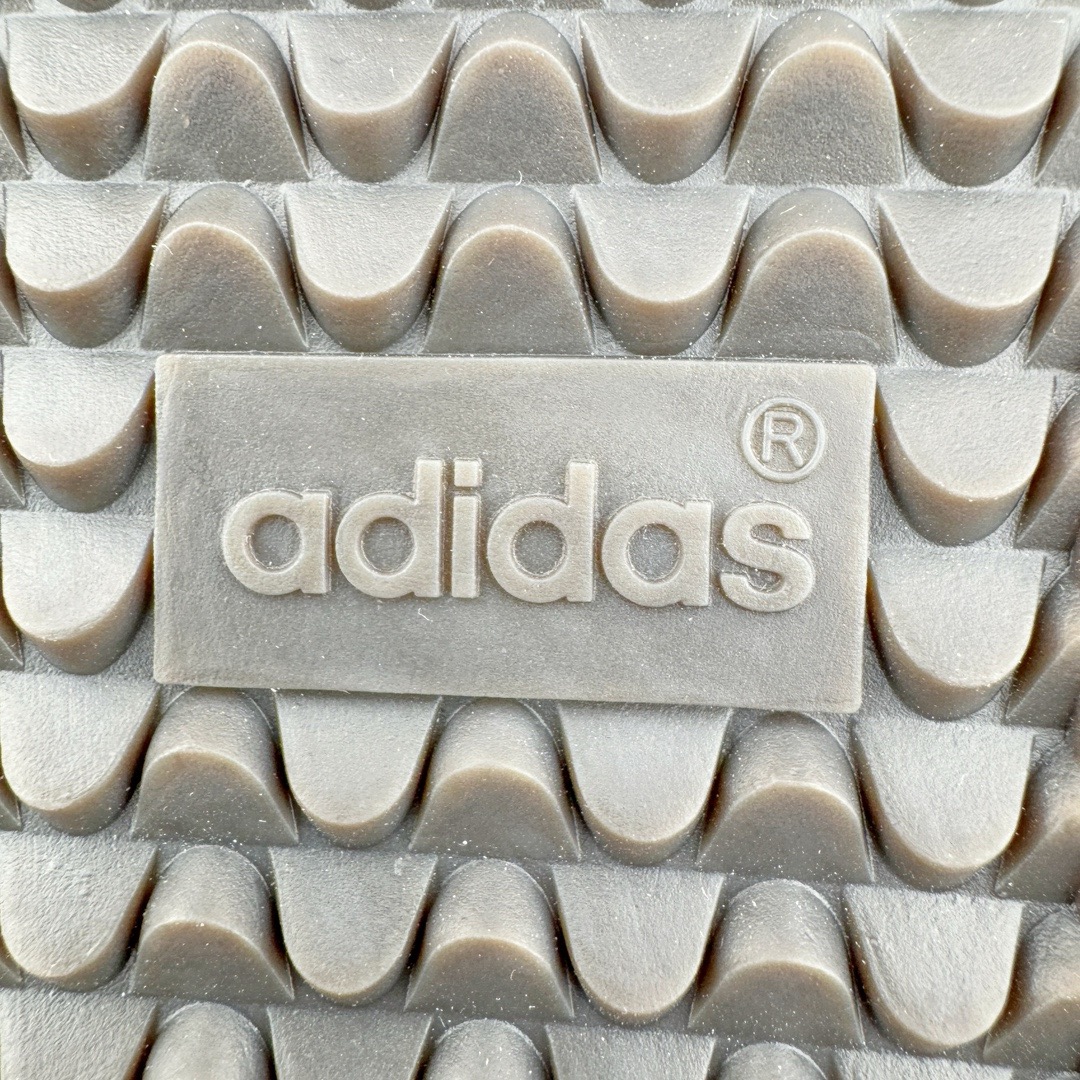 图片[15]-＃M版纯原福利 AD Original Samba OG 复古经典轻便板鞋 B75806 原装头层牛皮加持 正确烫金高频细节 原装纳米超迁皮料 独家私模橡胶大底 原盒原配 正确黑色中底布 这款桑巴鞋展示了高质量的工艺 带有装饰的超锁缝制和无缝的手感 柔软、柔软的皮革造型和标志性的3条纹完成了精致的外观 正规合身鞋带 鞋面上有绒面鞋垫 橡胶鞋底 享受正畸套筒软感 自50年代首次亮相以来就一直在赢得粉丝的青睐 尺码：36 36.5 37.5 38 38.5 39 40 40.5 41 42 42.5 43 44 44.5 45-选品中心