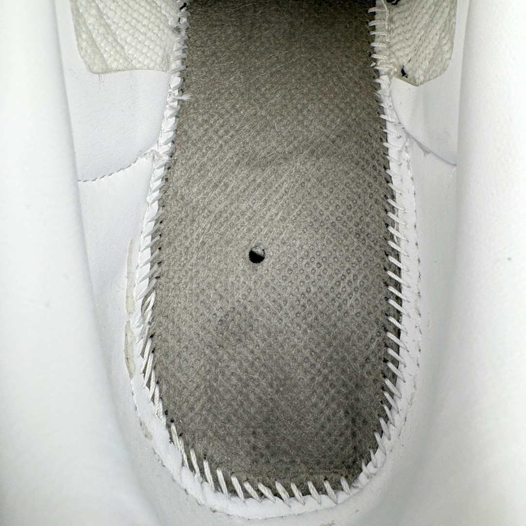 图片[18]-＃M版纯原福利 AD Original Samba OG 复古经典轻便板鞋 B75806 原装头层牛皮加持 正确烫金高频细节 原装纳米超迁皮料 独家私模橡胶大底 原盒原配 正确黑色中底布 这款桑巴鞋展示了高质量的工艺 带有装饰的超锁缝制和无缝的手感 柔软、柔软的皮革造型和标志性的3条纹完成了精致的外观 正规合身鞋带 鞋面上有绒面鞋垫 橡胶鞋底 享受正畸套筒软感 自50年代首次亮相以来就一直在赢得粉丝的青睐 尺码：36 36.5 37.5 38 38.5 39 40 40.5 41 42 42.5 43 44 44.5 45-选品中心