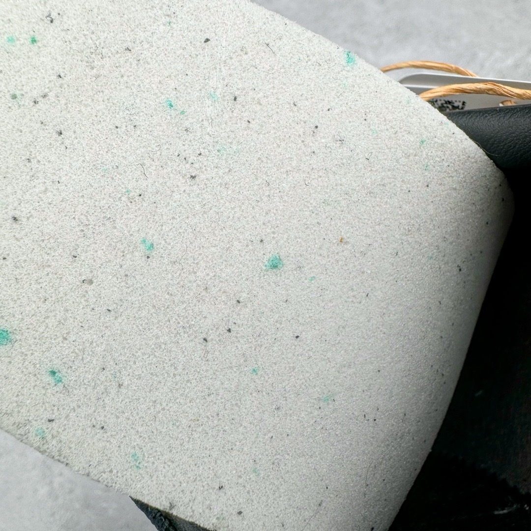 图片[18]-＃M版纯原福利 AD Original Samba OG 复古经典轻便板鞋 B75807 原装头层牛皮加持 正确烫金高频细节 原装纳米超迁皮料 独家私模橡胶大底 原盒原配 正确黑色中底布 这款桑巴鞋展示了高质量的工艺 带有装饰的超锁缝制和无缝的手感 柔软、柔软的皮革造型和标志性的3条纹完成了精致的外观 正规合身鞋带 鞋面上有绒面鞋垫 橡胶鞋底 享受正畸套筒软感 自50年代首次亮相以来就一直在赢得粉丝的青睐 尺码：36 36.5 37.5 38 38.5 39 40 40.5 41 42 42.5 43 44 44.5 45-选品中心