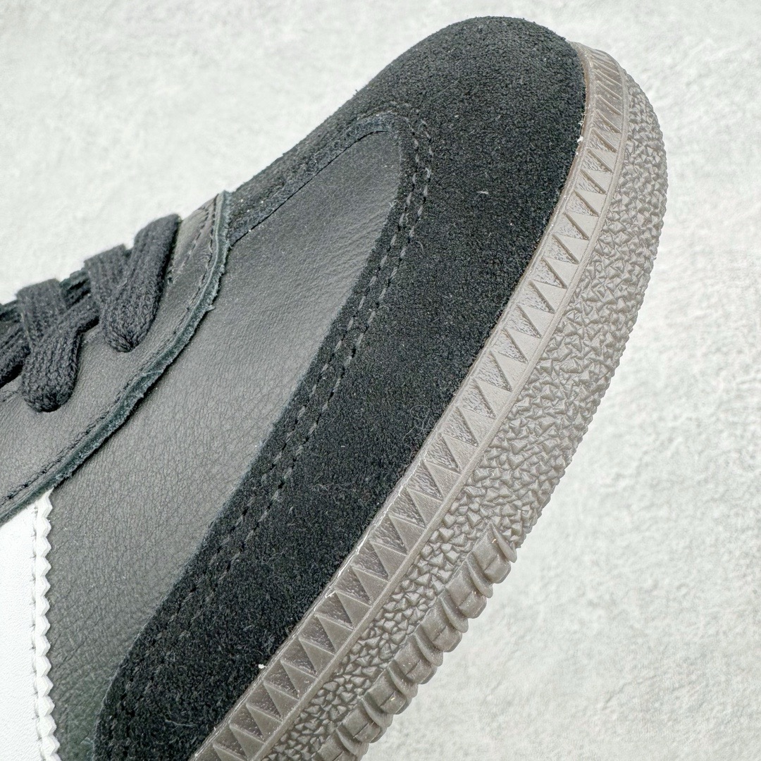 图片[13]-＃M版纯原福利 AD Original Samba OG 复古经典轻便板鞋 B75807 原装头层牛皮加持 正确烫金高频细节 原装纳米超迁皮料 独家私模橡胶大底 原盒原配 正确黑色中底布 这款桑巴鞋展示了高质量的工艺 带有装饰的超锁缝制和无缝的手感 柔软、柔软的皮革造型和标志性的3条纹完成了精致的外观 正规合身鞋带 鞋面上有绒面鞋垫 橡胶鞋底 享受正畸套筒软感 自50年代首次亮相以来就一直在赢得粉丝的青睐 尺码：36 36.5 37.5 38 38.5 39 40 40.5 41 42 42.5 43 44 44.5 45-选品中心