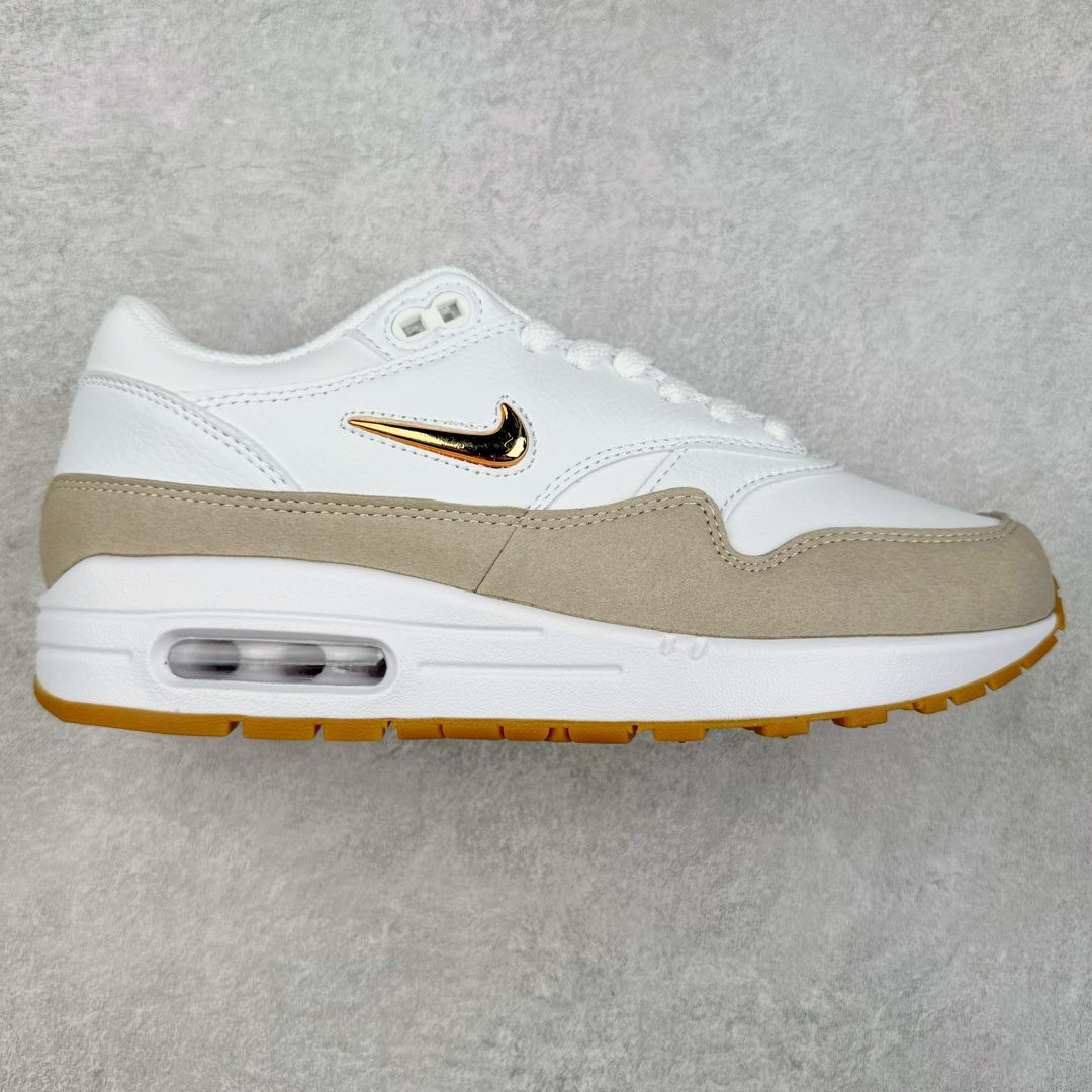 NK Air Max 1 初代复古气垫慢跑鞋 AA0512-100 由Tinker Hatfeld和Mark Parker在1987年设计 灵感来自于巴黎蓬皮杜中心 在参观了蓬皮杜中心之后提出了Air Max的标志性开窗可视气垫的理念 并将其实际开发成功 是NK史上第一双可视气垫跑鞋 凭借着Air Max气垫带来的舒适脚感和鞋面面料上的不断精进才使得Air Max 1在现如今都是复古慢跑鞋的首选 深厚的历史渊源 独特的流线形设计 极为复古的外观使得它深受鞋迷的喜爱 尺码：36 36.5 37.5 38 38.5 39 40 40.5 41 42 42.5 43 44 44.5 45-选品中心