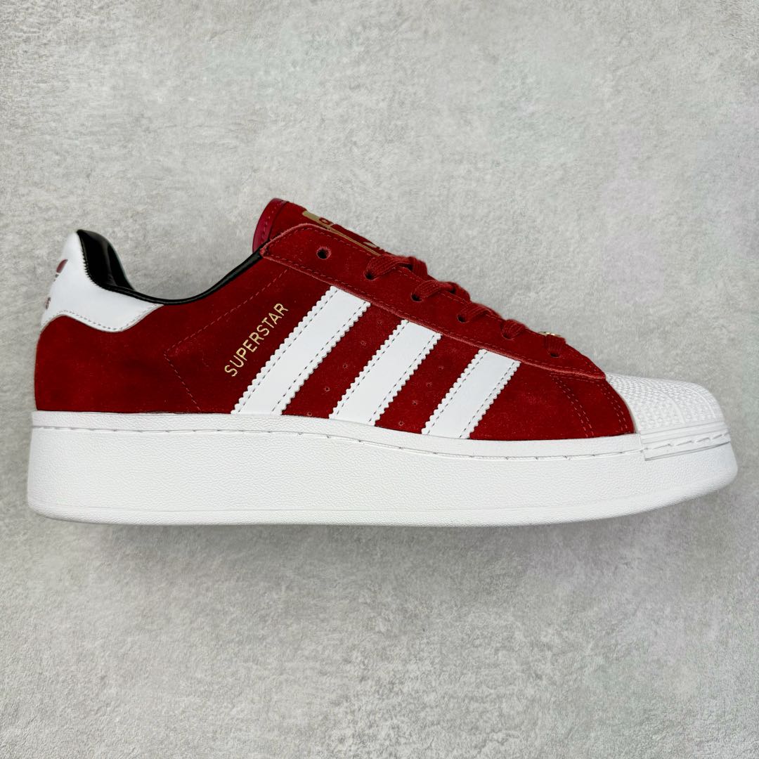 ＃特价福利 AD Originals Superstar 经典复古贝壳头厚底板鞋 IE9872 诞生于1969年 是第一双将全皮面鞋 身与橡胶鞋头结合在一起的低帮篮球鞋 Superstar最开始 是作为高帮篮球鞋Pro Model的低帮版本而出现的 但因为其独特和醒目的橡胶鞋头造型而让大家熟知 被大家形象地称为\\\”shelltoe\\\”贝壳头 在70年代的美国职业篮球场上 接近3/4的NBA球员都将这双Superstar作为场上用鞋 80年代之后 经过不断的改良和发展 Superstar逐渐成为横跨时装、音乐、街头文化、休闲和运动等各大领域的时尚潮鞋 尺码：35.5 36 36.5 37 38 38.5 39 40 40.5 41 42 42.5 43 44 44.5 45-选品中心