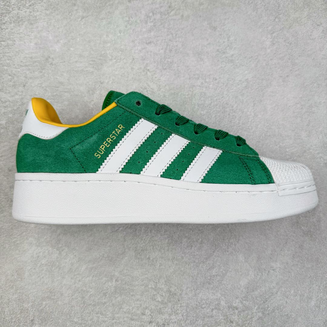 ＃特价福利 AD Originals Superstar 经典复古贝壳头厚底板鞋 IE4658 诞生于1969年 是第一双将全皮面鞋 身与橡胶鞋头结合在一起的低帮篮球鞋 Superstar最开始 是作为高帮篮球鞋Pro Model的低帮版本而出现的 但因为其独特和醒目的橡胶鞋头造型而让大家熟知 被大家形象地称为\\\”shelltoe\\\”贝壳头 在70年代的美国职业篮球场上 接近3/4的NBA球员都将这双Superstar作为场上用鞋 80年代之后 经过不断的改良和发展 Superstar逐渐成为横跨时装、音乐、街头文化、休闲和运动等各大领域的时尚潮鞋 尺码：35.5 36 36.5 37 38 38.5 39 40 40.5 41 42 42.5 43 44 44.5 45-选品中心