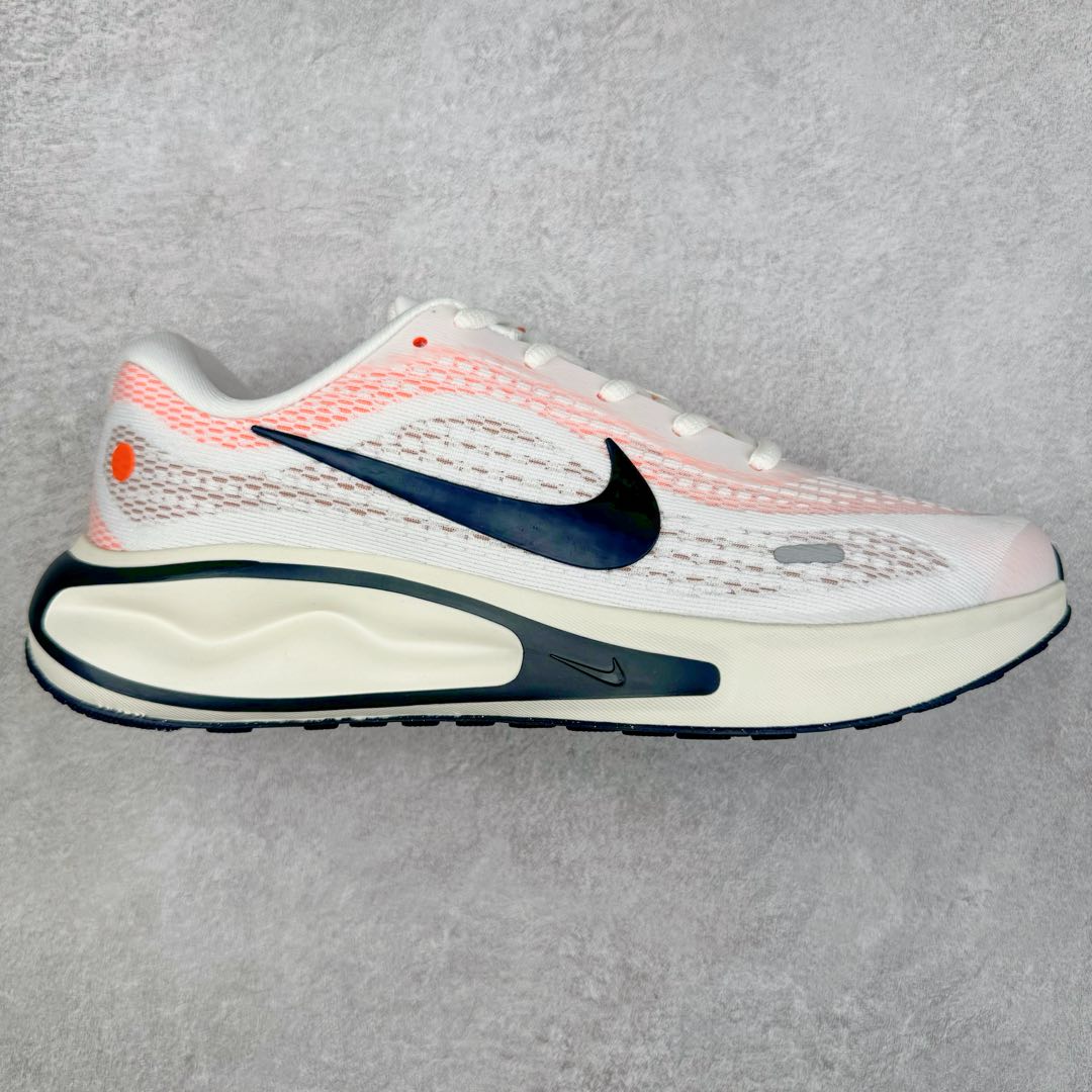 ＃ZX纯原 NK Journey Run 旅程慢跑系列低帮轻质缓震休闲运动公路跑步鞋 FN0228-100 采用科技织法轻盈织物合成鞋面材质 搭载柔软厚实ComfiRide 泡绵缓震组合外置防滑耐磨橡胶底片 穿上 Journey Run 公路跑步鞋 尽情畅跑 享受每一步的风景 搭载柔软厚实的 ComfiRide 泡绵缓震配置 助你征服充满挑战的路面 大步流星 微笑前行 该鞋款舒适非凡 让你爱不释脚 尺码：35.5 36 36.5 37.5 38 38.5 39 40 40.5 41 42 42.5 43 44 44.5 45-选品中心