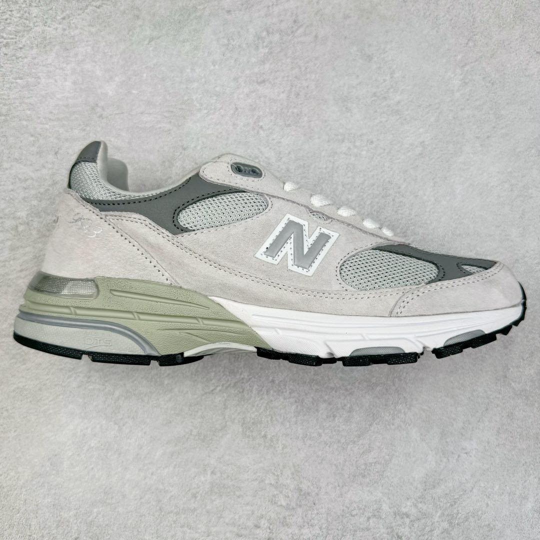 ＃K版纯原 New Balance 新百伦NB993总统复古慢跑鞋 鞋身以网眼鞋面结合同色系优质麂皮革构成，鞋舌处点缀 New Balance Made In USA 同色系刺绣标识，彰显鞋款身份。鞋侧点缀银色 \\\”993\\\” 字样，丰富鞋身设计的同时，构建时尚外观。鞋款搭载 ABZORB 缓震系统，通过缓冲和抗压性的结合来吸收冲击力，舒适功能升级。同时搭配泛黄做旧中底，打造丰富层次感，缔造出色复古韵味。尺码：36 37 37.5 38 38.5 39 40 40.5 41.5 42 42.5 43 44 44.5 45-选品中心