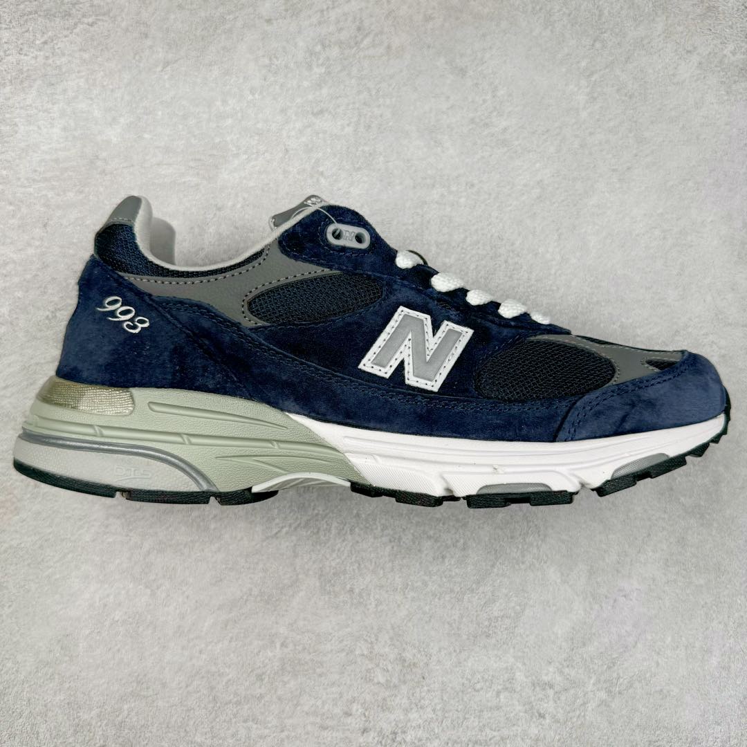 ＃K版纯原 New Balance 新百伦NB993总统复古慢跑鞋 鞋身以网眼鞋面结合同色系优质麂皮革构成，鞋舌处点缀 New Balance Made In USA 同色系刺绣标识，彰显鞋款身份。鞋侧点缀银色 \\\