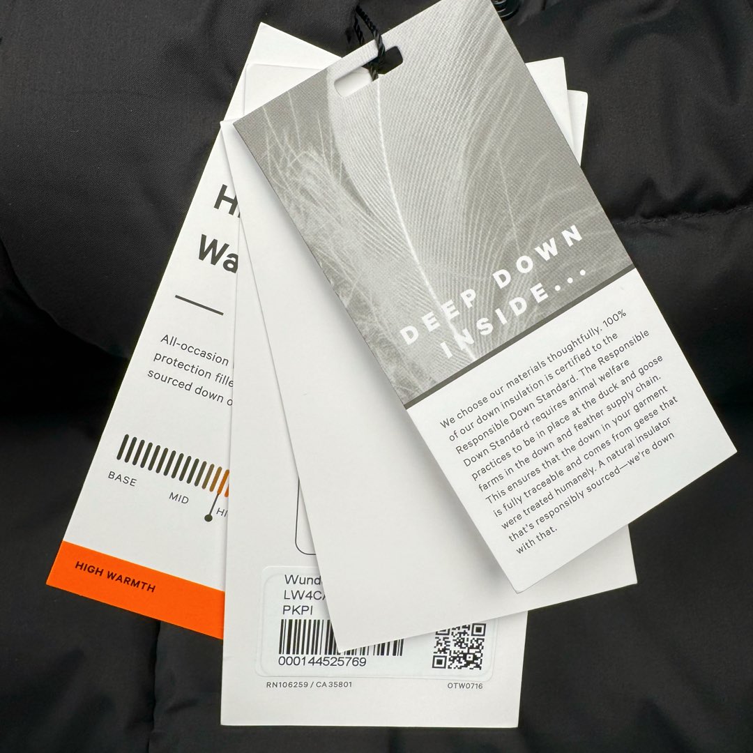 图片[14]-＃暖冬福利 𝗹𝘂𝗹𝘂𝗹𝗲𝗺𝗼𝗻 Winder Puff 露露乐蒙纯色字母徽标防风五格连帽羽绒服女款 设计理念： 穿上这款温暖的羽绒外套，舒适度过寒冬；腰部和下摆带可调节抽绳，方便按需造型，同时助你锁佳热量，不怕寒风 •SoftMatte 面料，具有拒水和防风性能 •600 蓬松度羽绒填充，轻盈温暖 •外侧拉链口袋，带隐藏式手机袋 •内侧口袋，存放所需品 尺码：2 4 6 8 10-选品中心