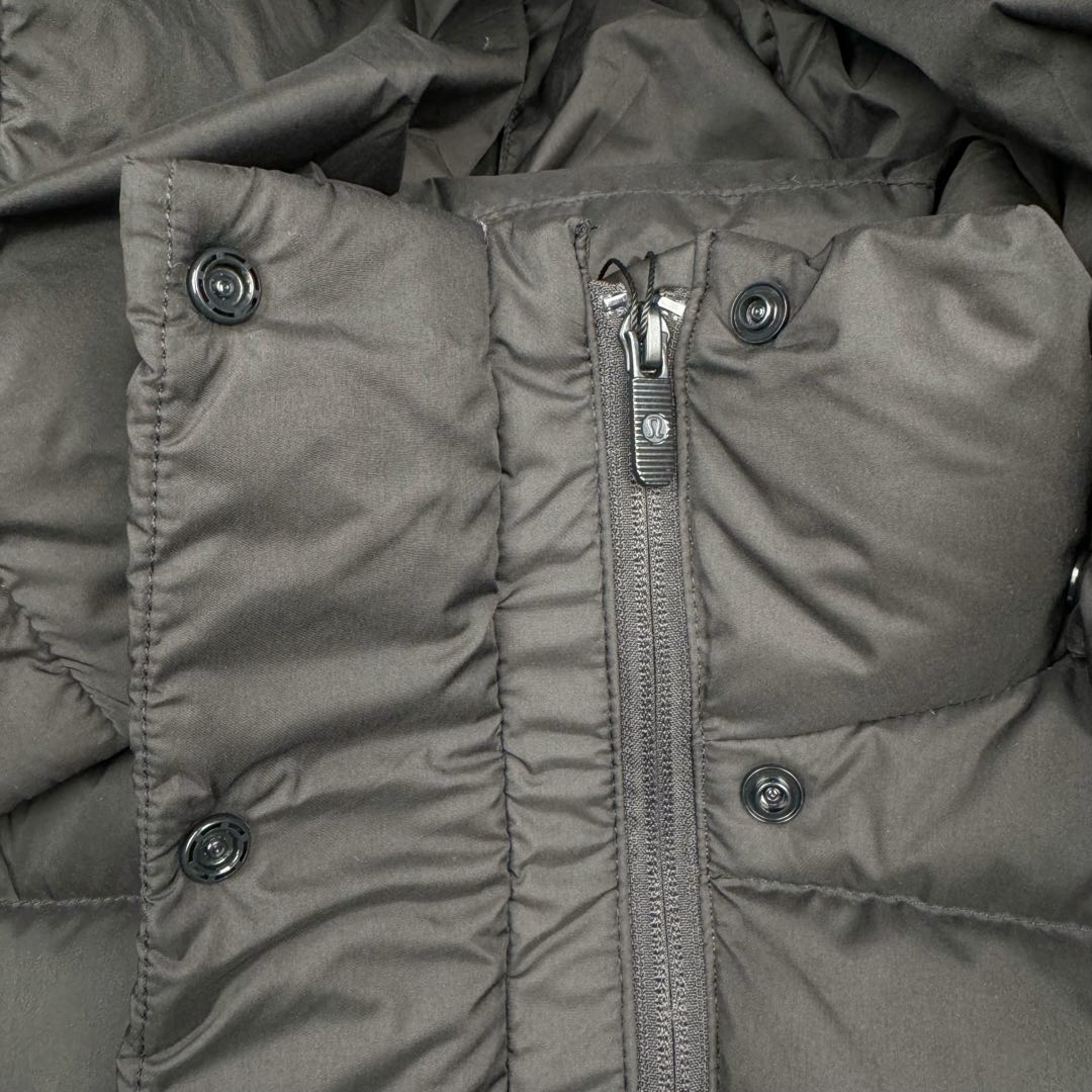 图片[15]-＃暖冬福利 𝗹𝘂𝗹𝘂𝗹𝗲𝗺𝗼𝗻 Winder Puff 露露乐蒙纯色字母徽标防风五格连帽羽绒服女款 设计理念： 穿上这款温暖的羽绒外套，舒适度过寒冬；腰部和下摆带可调节抽绳，方便按需造型，同时助你锁佳热量，不怕寒风 •SoftMatte 面料，具有拒水和防风性能 •600 蓬松度羽绒填充，轻盈温暖 •外侧拉链口袋，带隐藏式手机袋 •内侧口袋，存放所需品 尺码：2 4 6 8 10-选品中心