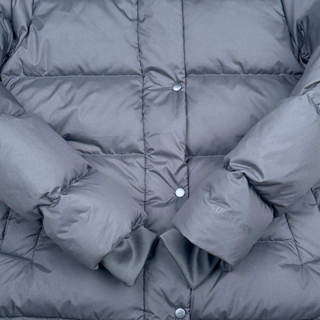 图片[10]-＃暖冬福利 𝗹𝘂𝗹𝘂𝗹𝗲𝗺𝗼𝗻 Winder Puff 露露乐蒙纯色字母徽标防风五格连帽羽绒服女款 设计理念： 穿上这款温暖的羽绒外套，舒适度过寒冬；腰部和下摆带可调节抽绳，方便按需造型，同时助你锁佳热量，不怕寒风 •SoftMatte 面料，具有拒水和防风性能 •600 蓬松度羽绒填充，轻盈温暖 •外侧拉链口袋，带隐藏式手机袋 •内侧口袋，存放所需品 尺码：2 4 6 8 10-选品中心