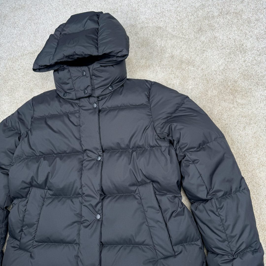 图片[11]-＃暖冬福利 𝗹𝘂𝗹𝘂𝗹𝗲𝗺𝗼𝗻 Winder Puff 露露乐蒙纯色字母徽标防风五格连帽羽绒服女款 设计理念： 穿上这款温暖的羽绒外套，舒适度过寒冬；腰部和下摆带可调节抽绳，方便按需造型，同时助你锁佳热量，不怕寒风 •SoftMatte 面料，具有拒水和防风性能 •600 蓬松度羽绒填充，轻盈温暖 •外侧拉链口袋，带隐藏式手机袋 •内侧口袋，存放所需品 尺码：2 4 6 8 10-选品中心