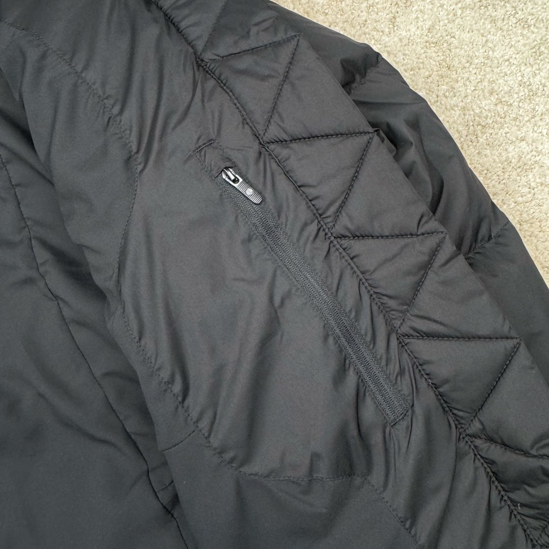 图片[17]-＃暖冬福利 𝗹𝘂𝗹𝘂𝗹𝗲𝗺𝗼𝗻 Winder Puff 露露乐蒙纯色字母徽标防风五格连帽羽绒服女款 设计理念： 穿上这款温暖的羽绒外套，舒适度过寒冬；腰部和下摆带可调节抽绳，方便按需造型，同时助你锁佳热量，不怕寒风 •SoftMatte 面料，具有拒水和防风性能 •600 蓬松度羽绒填充，轻盈温暖 •外侧拉链口袋，带隐藏式手机袋 •内侧口袋，存放所需品 尺码：2 4 6 8 10-选品中心