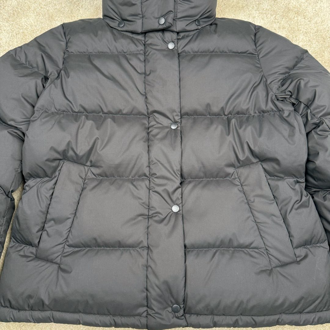 图片[9]-＃暖冬福利 𝗹𝘂𝗹𝘂𝗹𝗲𝗺𝗼𝗻 Winder Puff 露露乐蒙纯色字母徽标防风五格连帽羽绒服女款 设计理念： 穿上这款温暖的羽绒外套，舒适度过寒冬；腰部和下摆带可调节抽绳，方便按需造型，同时助你锁佳热量，不怕寒风 •SoftMatte 面料，具有拒水和防风性能 •600 蓬松度羽绒填充，轻盈温暖 •外侧拉链口袋，带隐藏式手机袋 •内侧口袋，存放所需品 尺码：2 4 6 8 10-选品中心