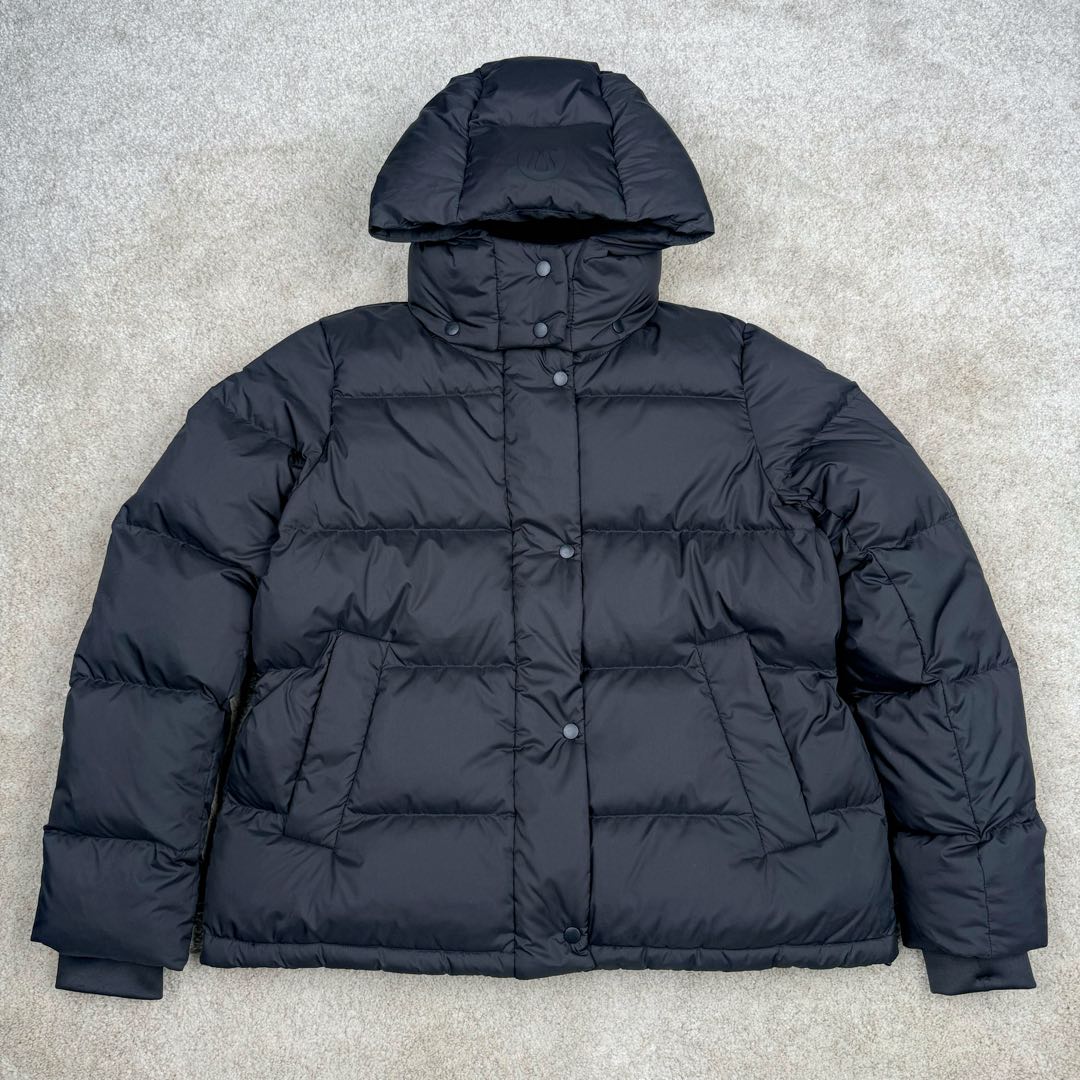 #暖冬福利 𝗹𝘂𝗹𝘂𝗹𝗲𝗺𝗼𝗻 Winder Puff 露露乐蒙纯色字母徽标防风五格连帽羽绒服女款 设计理念: 穿上这款温暖的羽绒外套,舒适度过寒冬;腰部和下摆带可调节抽绳,方便按需造型,同时助你锁佳热量,不怕寒风 •SoftMatte 面料,具有拒水和防风性能 •600 蓬松度羽绒填充,轻盈温暖 •外侧拉链口袋,带隐藏式手机袋 •内侧口袋,存放所需品 尺码:2 4 6 8 10-选品中心