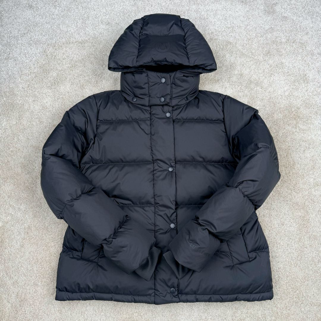 图片[2]-＃暖冬福利 𝗹𝘂𝗹𝘂𝗹𝗲𝗺𝗼𝗻 Winder Puff 露露乐蒙纯色字母徽标防风五格连帽羽绒服女款 设计理念： 穿上这款温暖的羽绒外套，舒适度过寒冬；腰部和下摆带可调节抽绳，方便按需造型，同时助你锁佳热量，不怕寒风 •SoftMatte 面料，具有拒水和防风性能 •600 蓬松度羽绒填充，轻盈温暖 •外侧拉链口袋，带隐藏式手机袋 •内侧口袋，存放所需品 尺码：2 4 6 8 10-选品中心