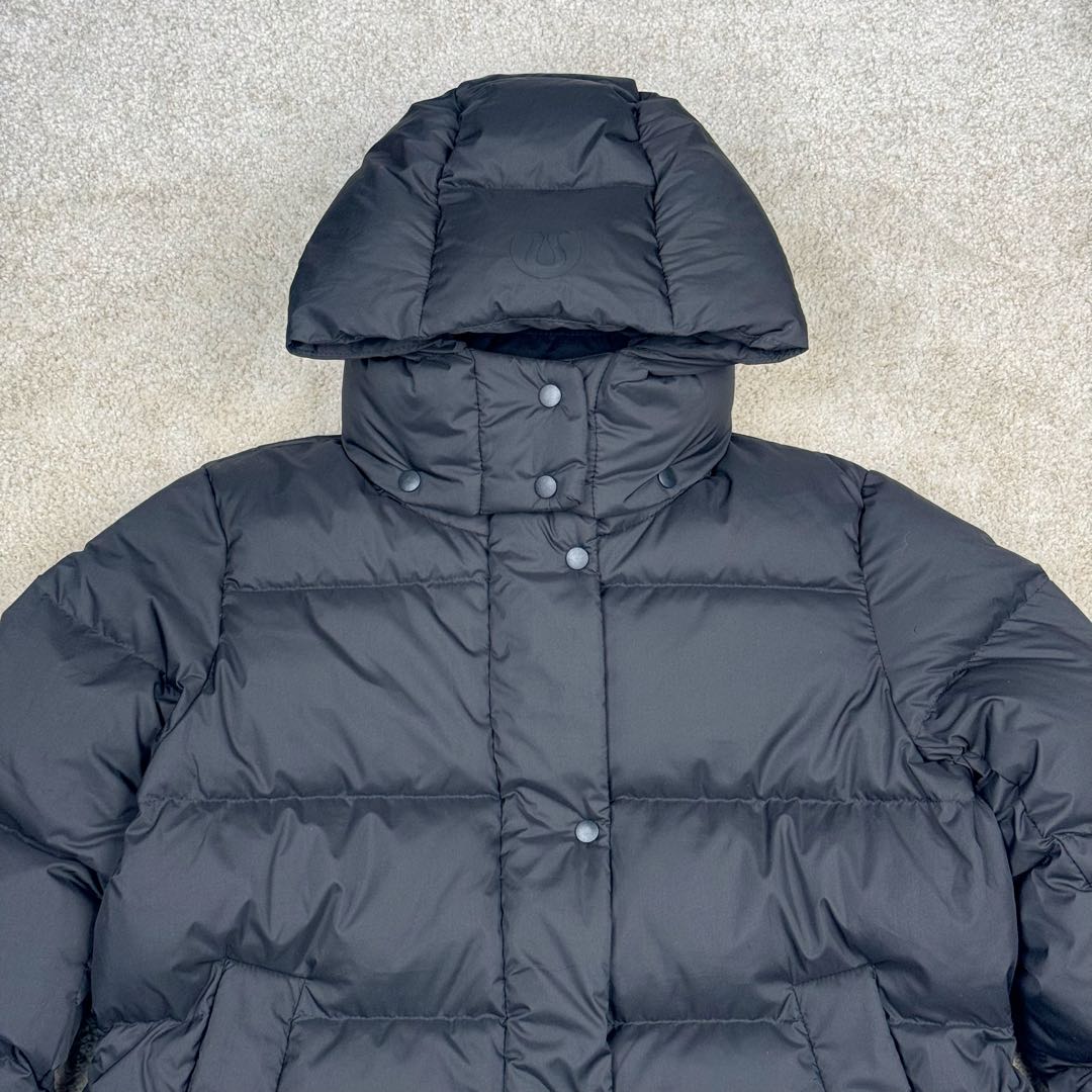 图片[6]-＃暖冬福利 𝗹𝘂𝗹𝘂𝗹𝗲𝗺𝗼𝗻 Winder Puff 露露乐蒙纯色字母徽标防风五格连帽羽绒服女款 设计理念： 穿上这款温暖的羽绒外套，舒适度过寒冬；腰部和下摆带可调节抽绳，方便按需造型，同时助你锁佳热量，不怕寒风 •SoftMatte 面料，具有拒水和防风性能 •600 蓬松度羽绒填充，轻盈温暖 •外侧拉链口袋，带隐藏式手机袋 •内侧口袋，存放所需品 尺码：2 4 6 8 10-选品中心