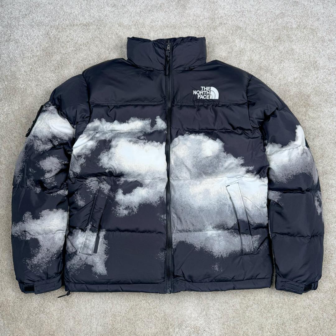 ＃暖冬福利 THE NORTH FACE 北面1992系列扎染印花Logo 30周年特别款拉链连帽保暖防水700蓬羽绒服 𝗧𝗵𝗲 𝗡𝗼𝗿𝘁𝗵 𝗙𝗮𝗰𝗲\\\”的字面含义为山的最寒冷、最艰难一面。它也是𝗧𝗵𝗲 𝗡𝗼𝗿𝘁𝗵 𝗙𝗮𝗰𝗲\\\”的产品能够发挥功能的地方。𝗧𝗵𝗲 𝗡𝗼𝗿𝘁𝗵 𝗙𝗮𝗰𝗲。一直致力支持去发现亲近自然。赞助探险家们去征服那些遥远的,人类尚不可触及的角落。 𝗧𝗵𝗲 𝗡𝗼𝗿𝘁𝗵 𝗙𝗮𝗰𝗲\\\”的标识,取自于美国Yosemite优胜美地国家公园内的半圆页山Half Dome,这也是等岩爱好者们擎爬花岗石的终极目标。 顶级原版复刻版本就是指目前国内最高版本（没有之一）（匠心做一件放到专柜就是ZP的衣服） 1⃣️ 进口barudan/百灵达绣花机定制万针电绣，采用进口7号针，进口绣线，保证每字饱满、立体、清晰，可称最贵绣标！ 2⃣️采用国标90白鸭绒填充，保暖性能更出色，轻便不厚重，压缩后的蓬松度恢复性好！ 3⃣️原厂定制独家采用原版一致单层布料做法【非市面通货内加胆布】，采用单层布料考验了布料及羽绒必须要达标，防止跑绒，并保证手感及膨松度，内里采用尼龙nylon双重双层封禁设计，不会出现任何跑绒现象，内置抽拉绳扣的可调节下摆，可防风防寒！ 4⃣️拉链采用吉田YKK原厂定制，刻字清晰，质感完美顺滑. 5⃣️辅料及扣子均采用原版一样铜芯弹簧【非市面铁芯弹簧】 北面羽绒服，不吹嘘，目前能比我们做的更好的几乎没有！ 用心做一件原版产品，让每一位客户有底气去给他的客户介绍说：这个是国内最顶级复刻版本。 好的产品不需要过多软文去衬托， 只有垃圾产品才会吹嘘：原单ZP 用洒洒洋洋几千字来打动消费者 尺码：XS S M L XL XXL-选品中心