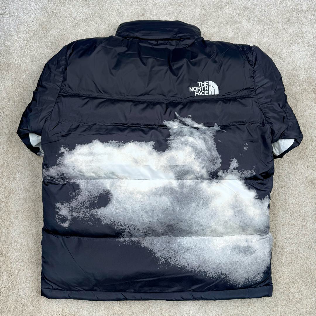 图片[4]-＃暖冬福利 THE NORTH FACE 北面1992系列扎染印花Logo 30周年特别款拉链连帽保暖防水700蓬羽绒服 𝗧𝗵𝗲 𝗡𝗼𝗿𝘁𝗵 𝗙𝗮𝗰𝗲\\\”的字面含义为山的最寒冷、最艰难一面。它也是𝗧𝗵𝗲 𝗡𝗼𝗿𝘁𝗵 𝗙𝗮𝗰𝗲\\\”的产品能够发挥功能的地方。𝗧𝗵𝗲 𝗡𝗼𝗿𝘁𝗵 𝗙𝗮𝗰𝗲。一直致力支持去发现亲近自然。赞助探险家们去征服那些遥远的,人类尚不可触及的角落。 𝗧𝗵𝗲 𝗡𝗼𝗿𝘁𝗵 𝗙𝗮𝗰𝗲\\\”的标识,取自于美国Yosemite优胜美地国家公园内的半圆页山Half Dome,这也是等岩爱好者们擎爬花岗石的终极目标。 顶级原版复刻版本就是指目前国内最高版本（没有之一）（匠心做一件放到专柜就是ZP的衣服） 1⃣️ 进口barudan/百灵达绣花机定制万针电绣，采用进口7号针，进口绣线，保证每字饱满、立体、清晰，可称最贵绣标！ 2⃣️采用国标90白鸭绒填充，保暖性能更出色，轻便不厚重，压缩后的蓬松度恢复性好！ 3⃣️原厂定制独家采用原版一致单层布料做法【非市面通货内加胆布】，采用单层布料考验了布料及羽绒必须要达标，防止跑绒，并保证手感及膨松度，内里采用尼龙nylon双重双层封禁设计，不会出现任何跑绒现象，内置抽拉绳扣的可调节下摆，可防风防寒！ 4⃣️拉链采用吉田YKK原厂定制，刻字清晰，质感完美顺滑. 5⃣️辅料及扣子均采用原版一样铜芯弹簧【非市面铁芯弹簧】 北面羽绒服，不吹嘘，目前能比我们做的更好的几乎没有！ 用心做一件原版产品，让每一位客户有底气去给他的客户介绍说：这个是国内最顶级复刻版本。 好的产品不需要过多软文去衬托， 只有垃圾产品才会吹嘘：原单ZP 用洒洒洋洋几千字来打动消费者 尺码：XS S M L XL XXL-选品中心