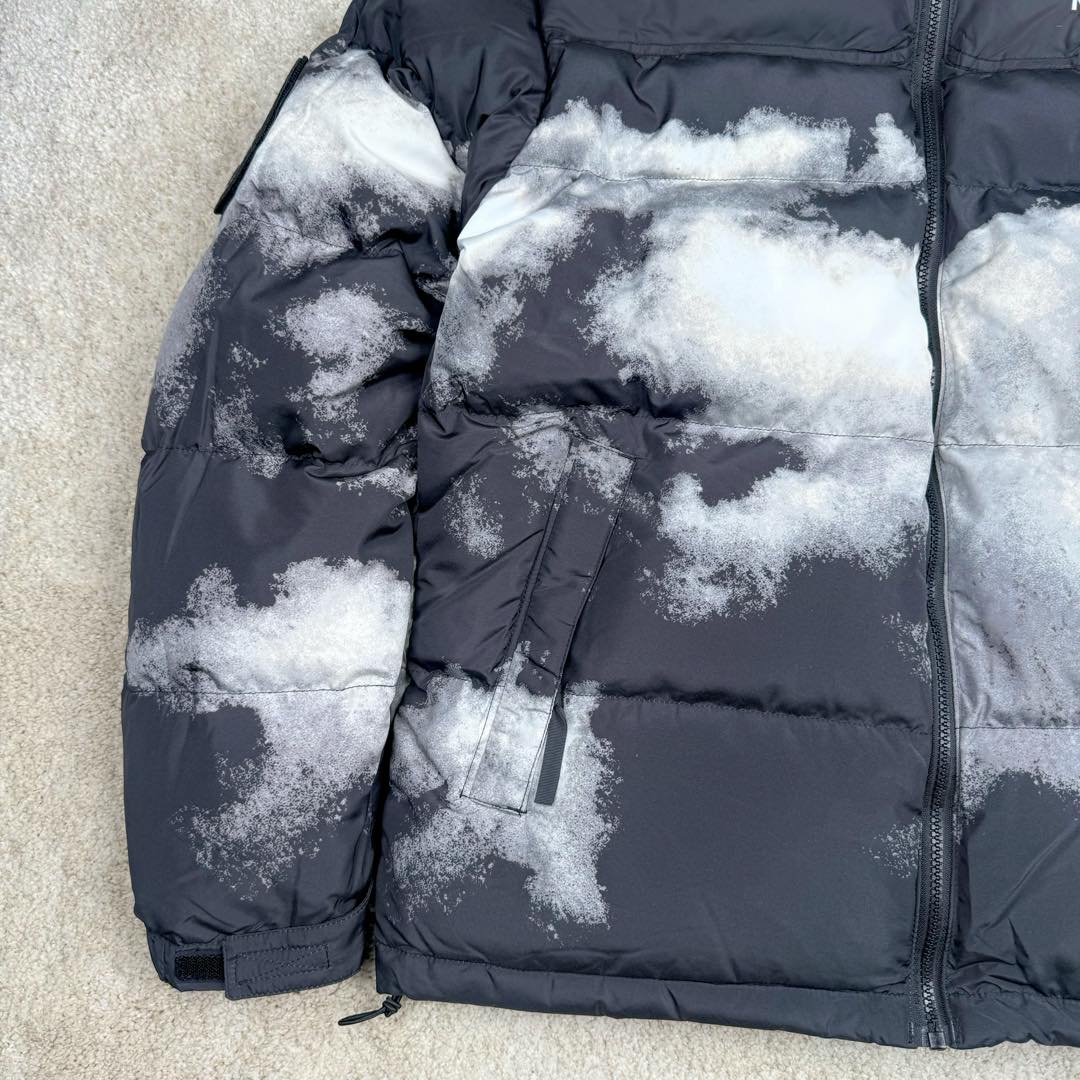 图片[7]-＃暖冬福利 THE NORTH FACE 北面1992系列扎染印花Logo 30周年特别款拉链连帽保暖防水700蓬羽绒服 𝗧𝗵𝗲 𝗡𝗼𝗿𝘁𝗵 𝗙𝗮𝗰𝗲\\\”的字面含义为山的最寒冷、最艰难一面。它也是𝗧𝗵𝗲 𝗡𝗼𝗿𝘁𝗵 𝗙𝗮𝗰𝗲\\\”的产品能够发挥功能的地方。𝗧𝗵𝗲 𝗡𝗼𝗿𝘁𝗵 𝗙𝗮𝗰𝗲。一直致力支持去发现亲近自然。赞助探险家们去征服那些遥远的,人类尚不可触及的角落。 𝗧𝗵𝗲 𝗡𝗼𝗿𝘁𝗵 𝗙𝗮𝗰𝗲\\\”的标识,取自于美国Yosemite优胜美地国家公园内的半圆页山Half Dome,这也是等岩爱好者们擎爬花岗石的终极目标。 顶级原版复刻版本就是指目前国内最高版本（没有之一）（匠心做一件放到专柜就是ZP的衣服） 1⃣️ 进口barudan/百灵达绣花机定制万针电绣，采用进口7号针，进口绣线，保证每字饱满、立体、清晰，可称最贵绣标！ 2⃣️采用国标90白鸭绒填充，保暖性能更出色，轻便不厚重，压缩后的蓬松度恢复性好！ 3⃣️原厂定制独家采用原版一致单层布料做法【非市面通货内加胆布】，采用单层布料考验了布料及羽绒必须要达标，防止跑绒，并保证手感及膨松度，内里采用尼龙nylon双重双层封禁设计，不会出现任何跑绒现象，内置抽拉绳扣的可调节下摆，可防风防寒！ 4⃣️拉链采用吉田YKK原厂定制，刻字清晰，质感完美顺滑. 5⃣️辅料及扣子均采用原版一样铜芯弹簧【非市面铁芯弹簧】 北面羽绒服，不吹嘘，目前能比我们做的更好的几乎没有！ 用心做一件原版产品，让每一位客户有底气去给他的客户介绍说：这个是国内最顶级复刻版本。 好的产品不需要过多软文去衬托， 只有垃圾产品才会吹嘘：原单ZP 用洒洒洋洋几千字来打动消费者 尺码：XS S M L XL XXL-选品中心