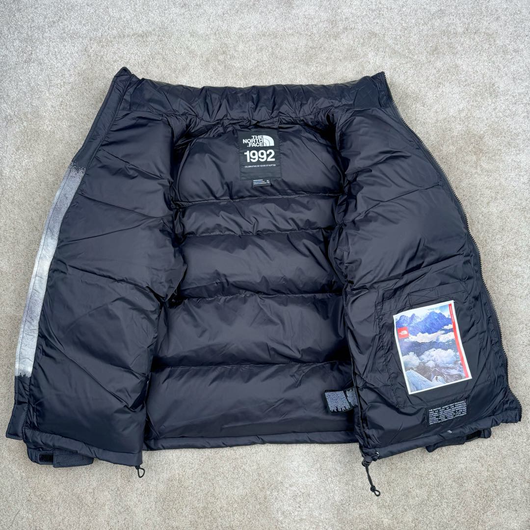 图片[5]-＃暖冬福利 THE NORTH FACE 北面1992系列扎染印花Logo 30周年特别款拉链连帽保暖防水700蓬羽绒服 𝗧𝗵𝗲 𝗡𝗼𝗿𝘁𝗵 𝗙𝗮𝗰𝗲\\\”的字面含义为山的最寒冷、最艰难一面。它也是𝗧𝗵𝗲 𝗡𝗼𝗿𝘁𝗵 𝗙𝗮𝗰𝗲\\\”的产品能够发挥功能的地方。𝗧𝗵𝗲 𝗡𝗼𝗿𝘁𝗵 𝗙𝗮𝗰𝗲。一直致力支持去发现亲近自然。赞助探险家们去征服那些遥远的,人类尚不可触及的角落。 𝗧𝗵𝗲 𝗡𝗼𝗿𝘁𝗵 𝗙𝗮𝗰𝗲\\\”的标识,取自于美国Yosemite优胜美地国家公园内的半圆页山Half Dome,这也是等岩爱好者们擎爬花岗石的终极目标。 顶级原版复刻版本就是指目前国内最高版本（没有之一）（匠心做一件放到专柜就是ZP的衣服） 1⃣️ 进口barudan/百灵达绣花机定制万针电绣，采用进口7号针，进口绣线，保证每字饱满、立体、清晰，可称最贵绣标！ 2⃣️采用国标90白鸭绒填充，保暖性能更出色，轻便不厚重，压缩后的蓬松度恢复性好！ 3⃣️原厂定制独家采用原版一致单层布料做法【非市面通货内加胆布】，采用单层布料考验了布料及羽绒必须要达标，防止跑绒，并保证手感及膨松度，内里采用尼龙nylon双重双层封禁设计，不会出现任何跑绒现象，内置抽拉绳扣的可调节下摆，可防风防寒！ 4⃣️拉链采用吉田YKK原厂定制，刻字清晰，质感完美顺滑. 5⃣️辅料及扣子均采用原版一样铜芯弹簧【非市面铁芯弹簧】 北面羽绒服，不吹嘘，目前能比我们做的更好的几乎没有！ 用心做一件原版产品，让每一位客户有底气去给他的客户介绍说：这个是国内最顶级复刻版本。 好的产品不需要过多软文去衬托， 只有垃圾产品才会吹嘘：原单ZP 用洒洒洋洋几千字来打动消费者 尺码：XS S M L XL XXL-选品中心